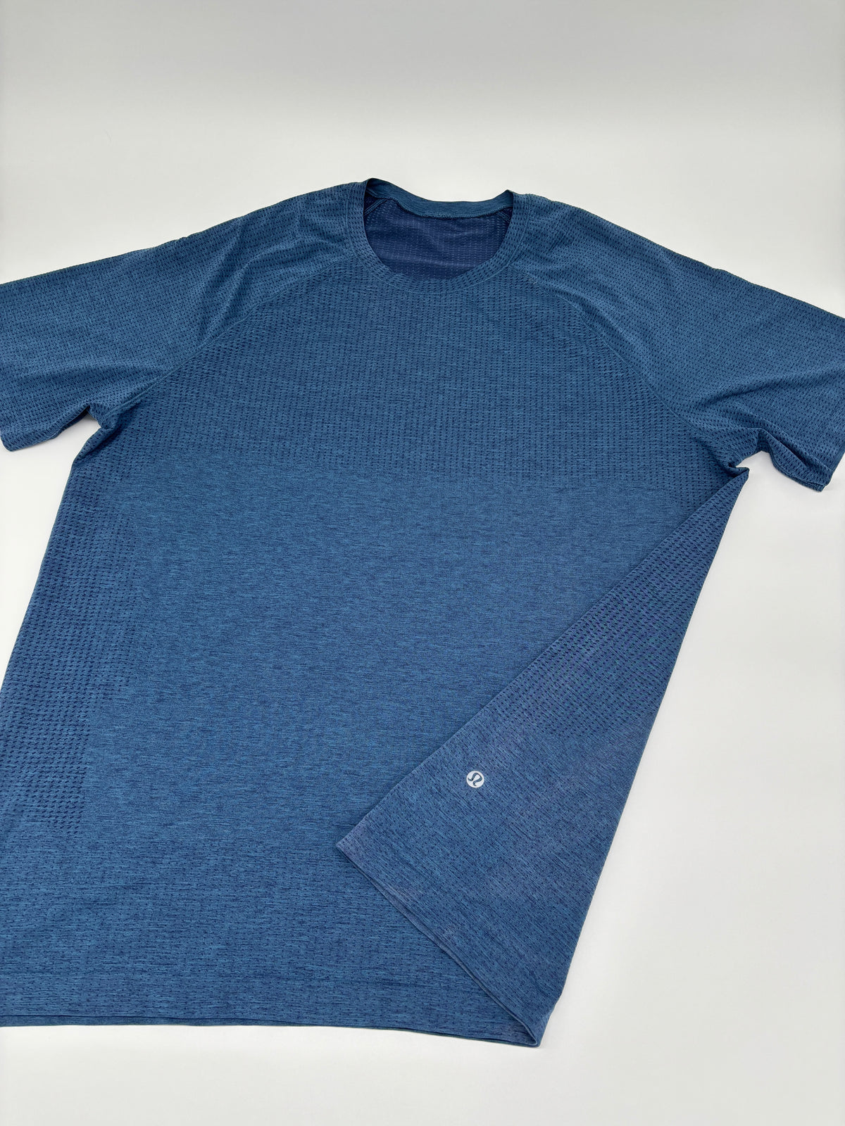 LULULEMON T-SHIRT