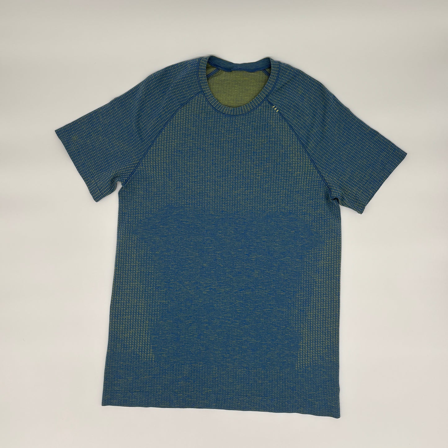 LULULEMON T-SHIRT