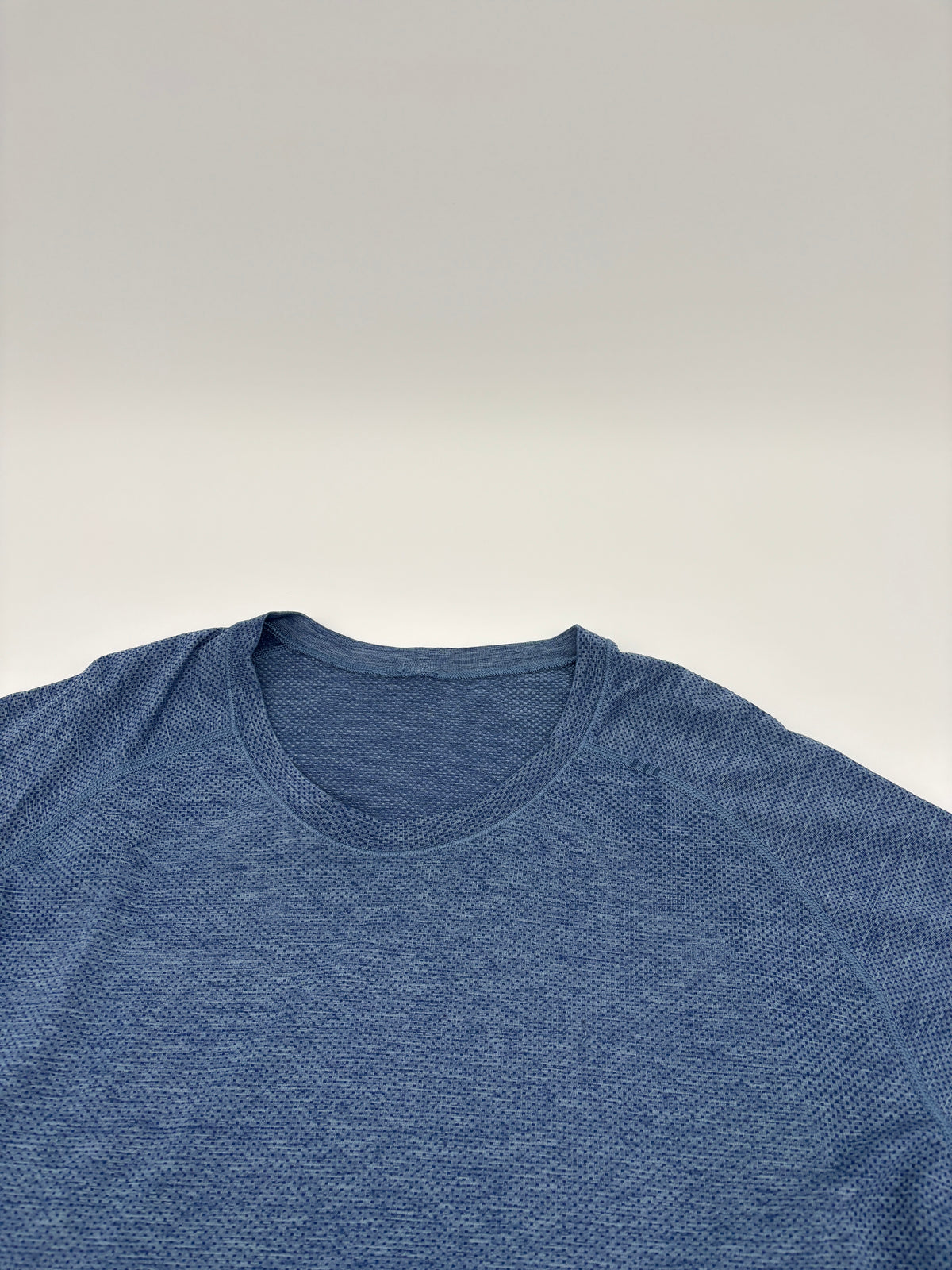 LULULEMON T-SHIRT