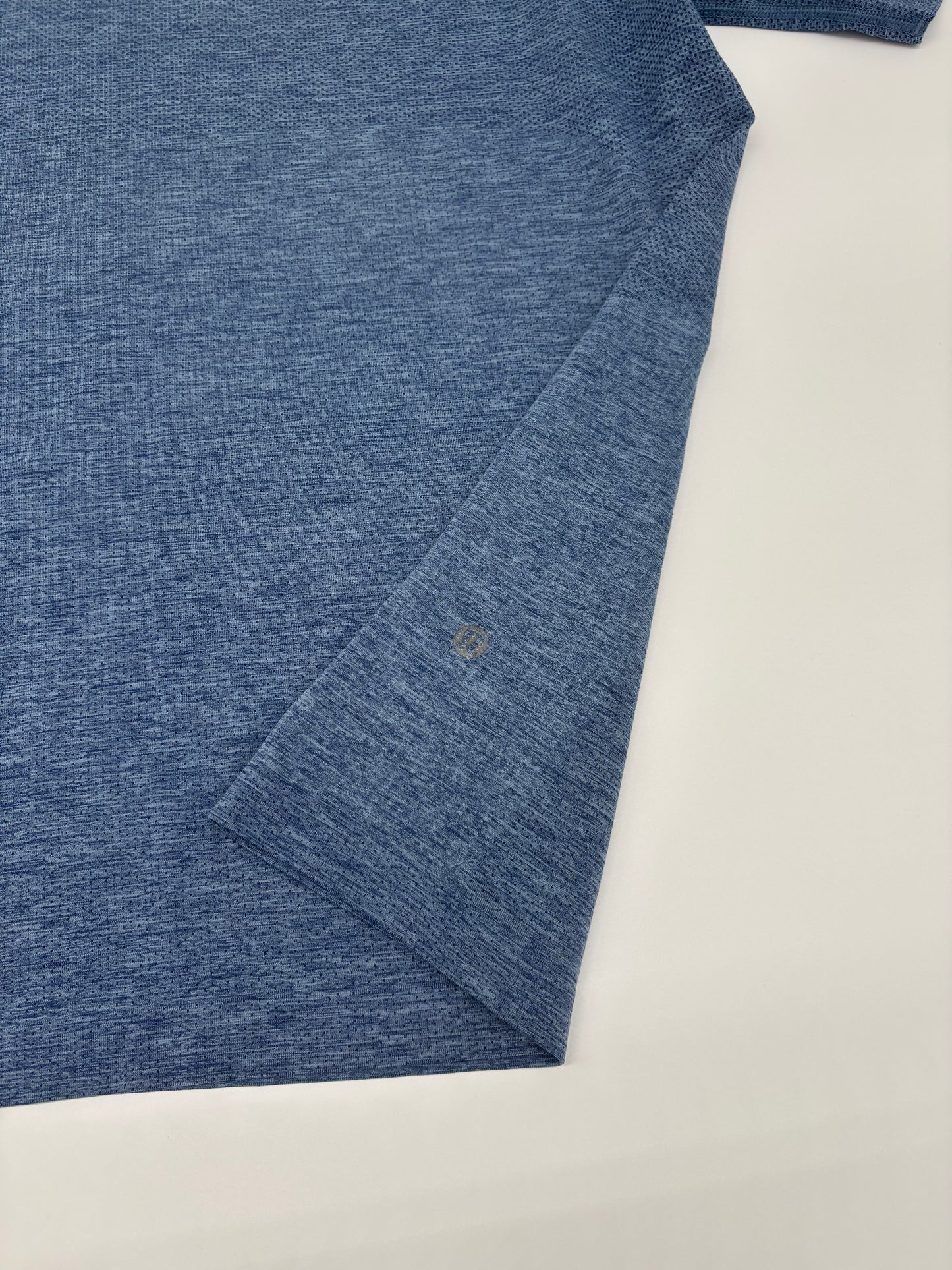 LULULEMON T-SHIRT