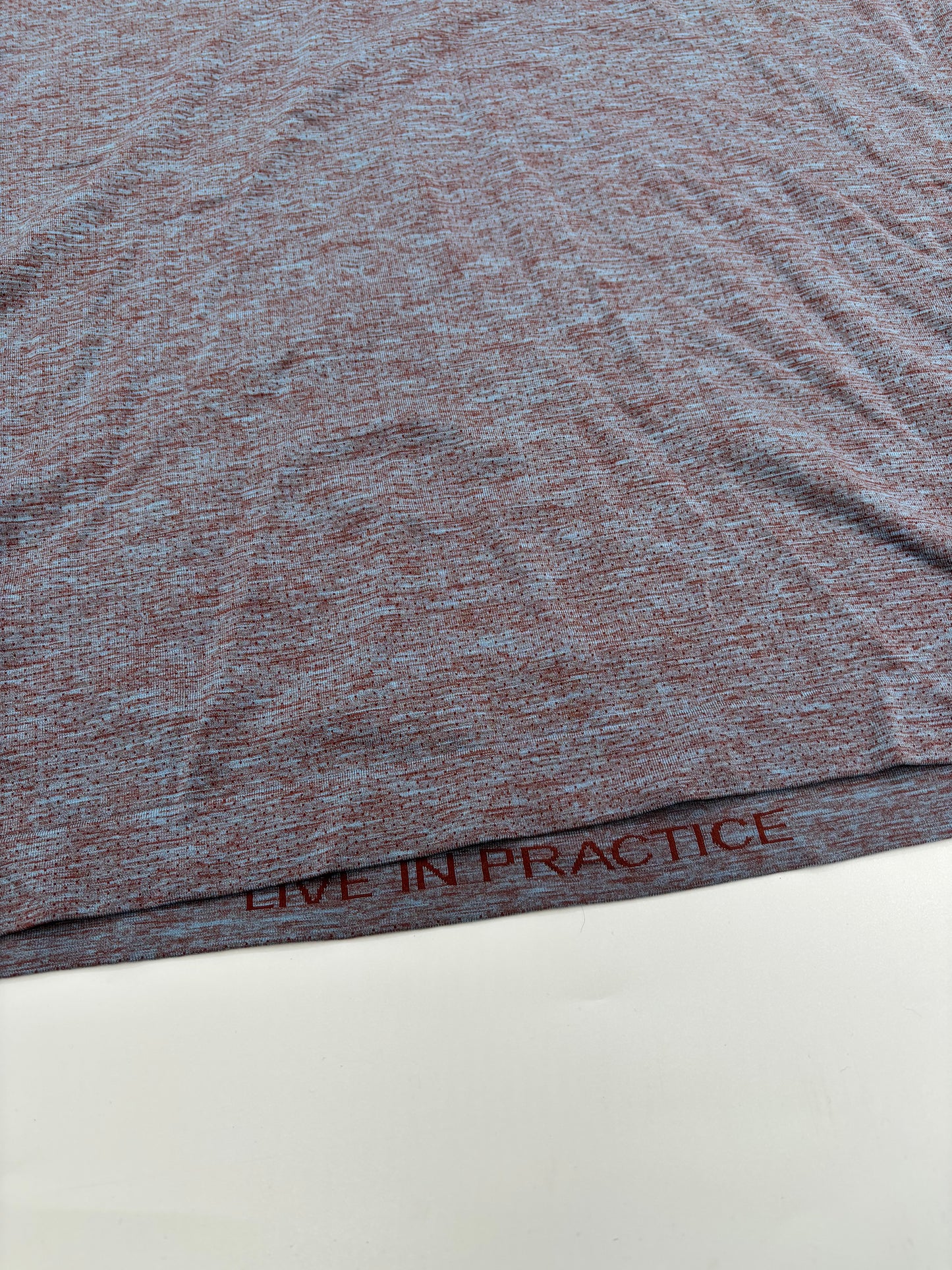 LULULEMON T-SHIRT