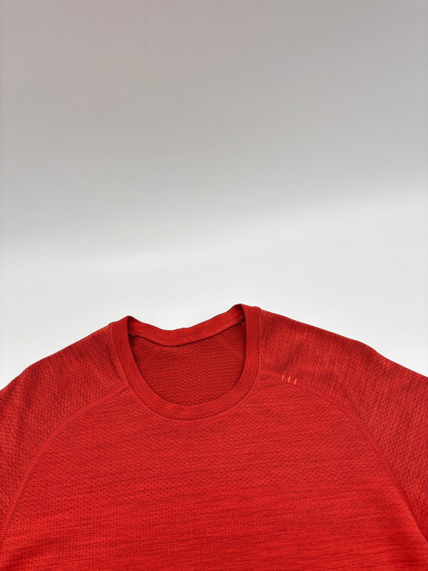 LULULEMON T-SHIRT