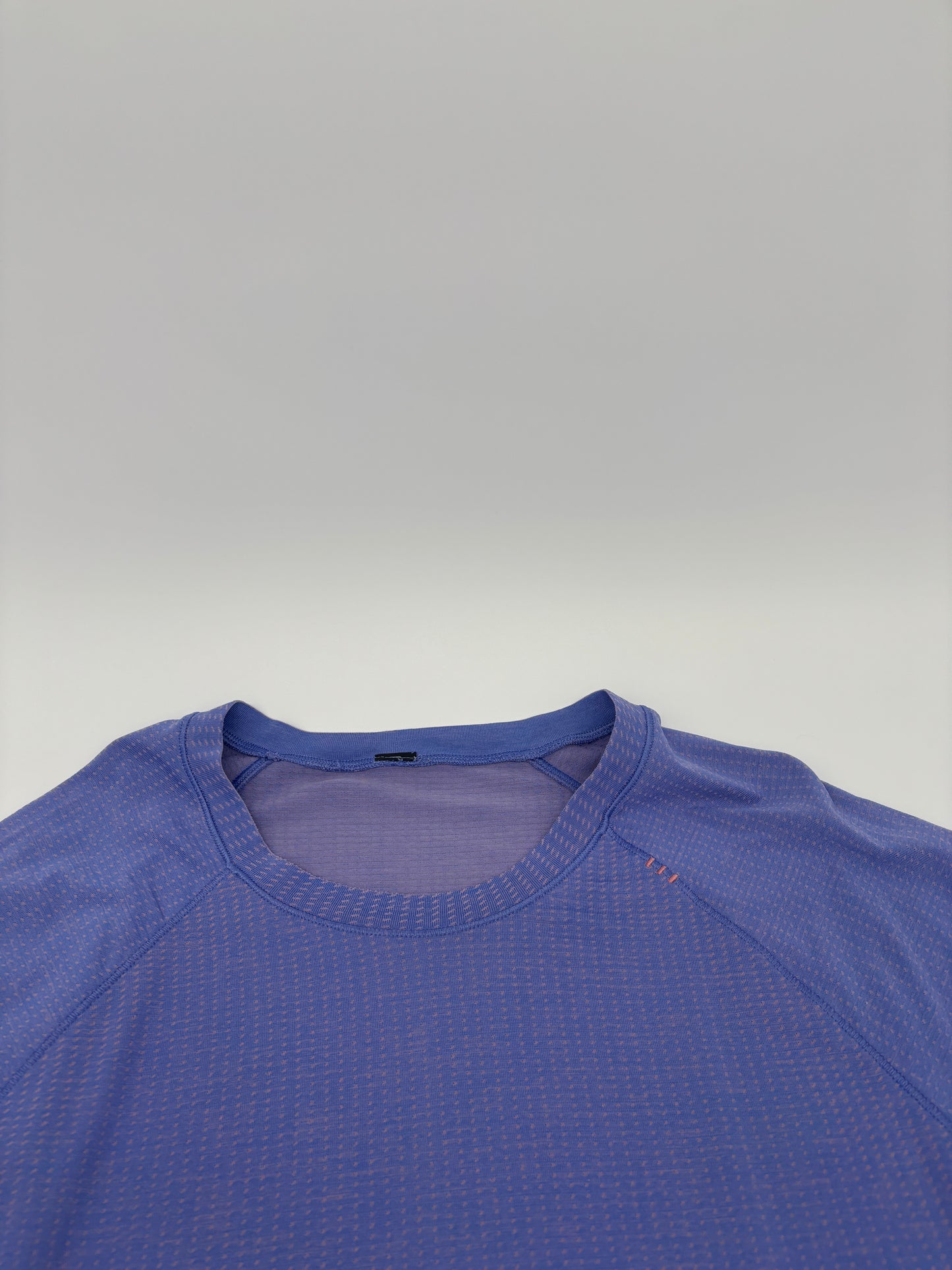 LULULEMON T-SHIRT