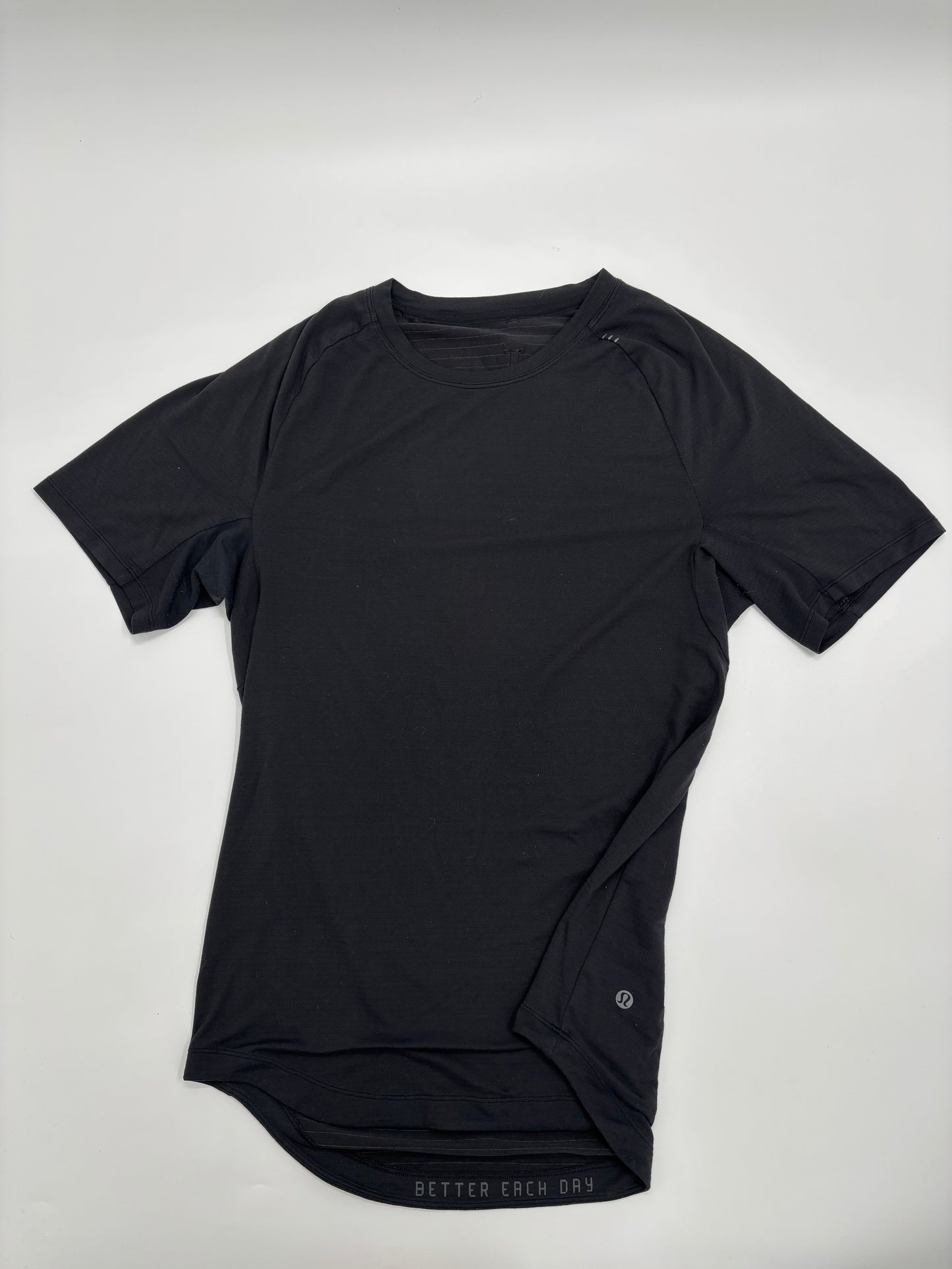 LULULEMON T-SHIRT