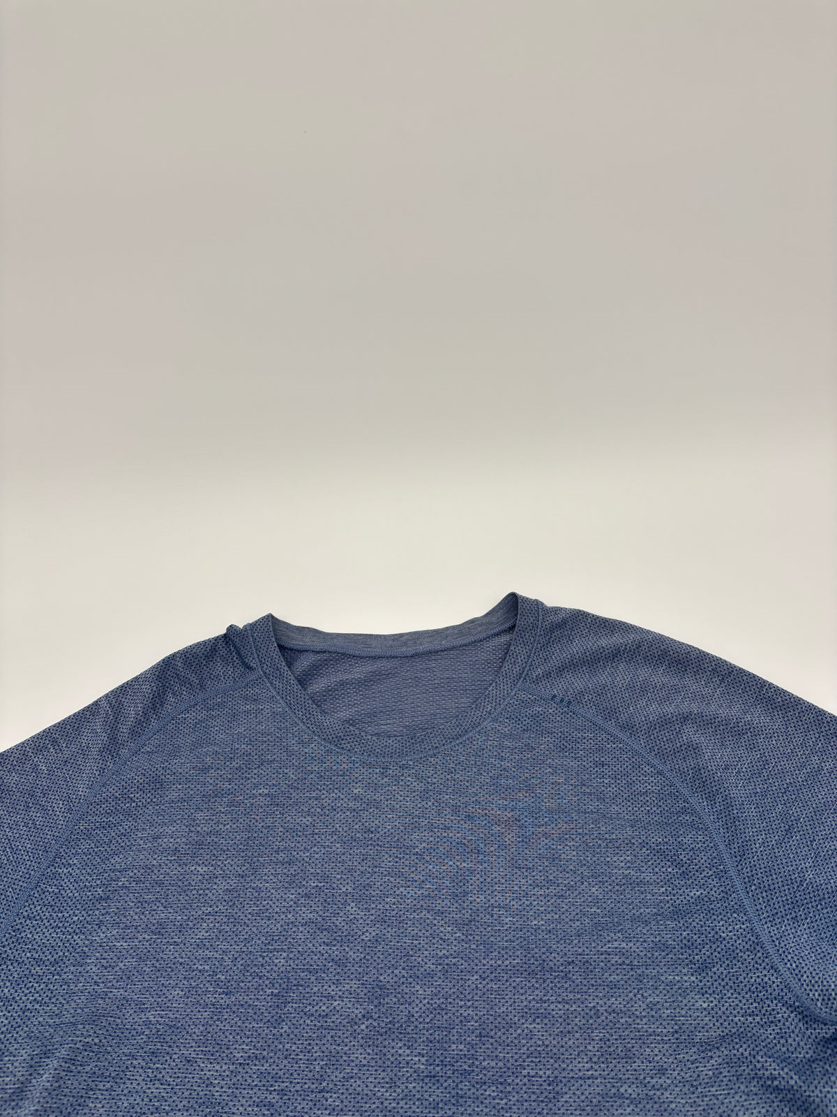 LULULEMON T-SHIRT