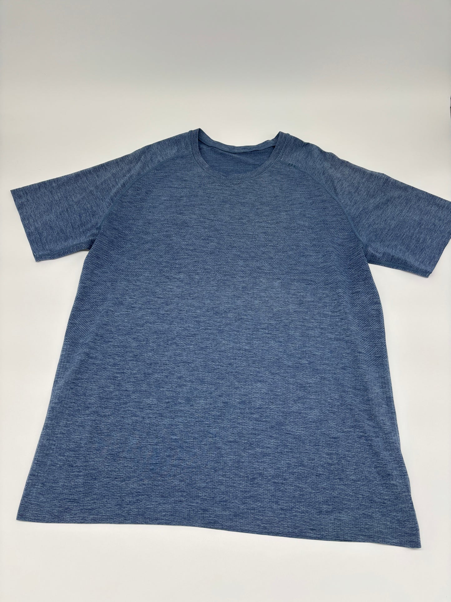 LULULEMON T-SHIRT