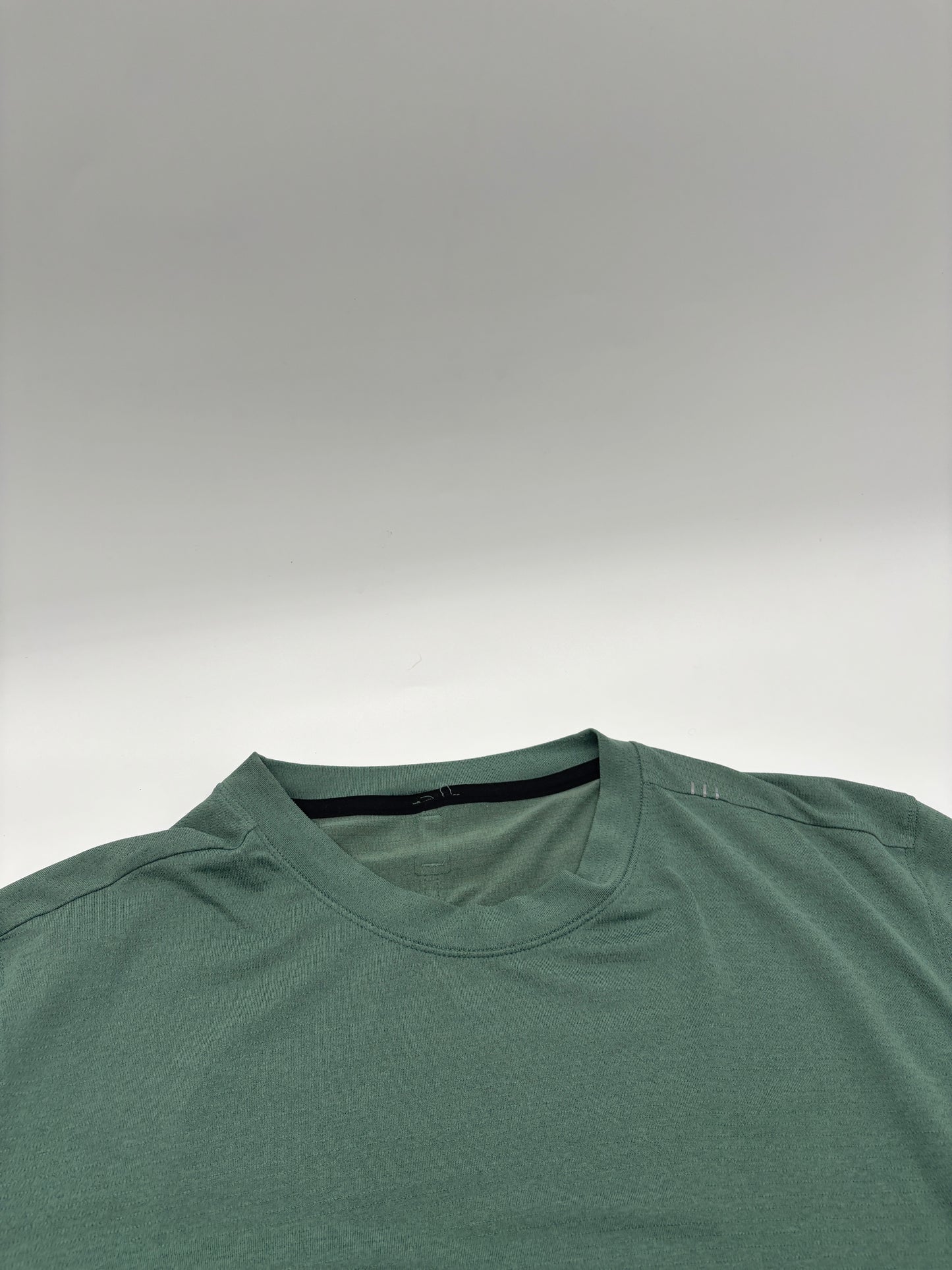 LULULEMON T-SHIRT