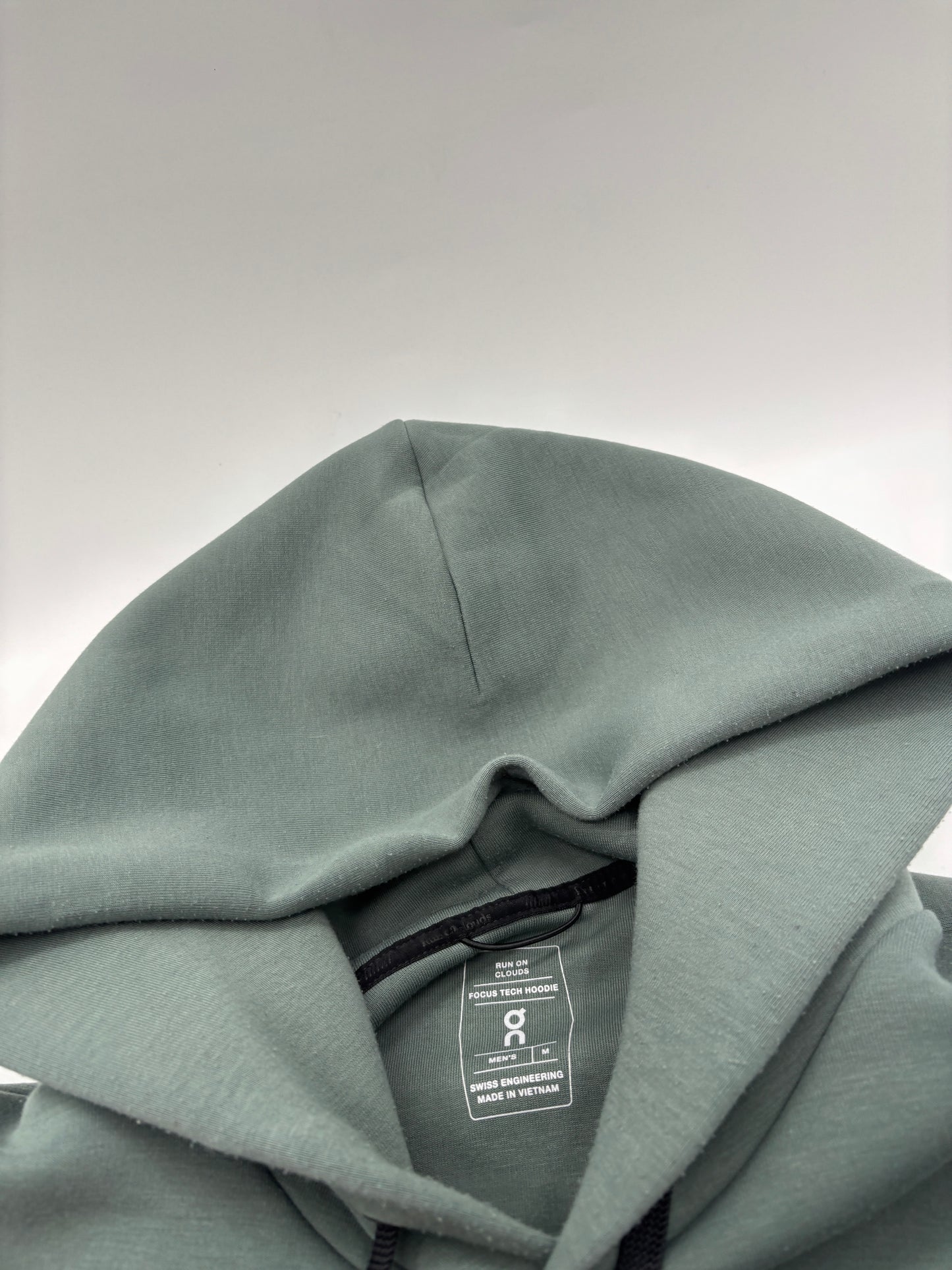 ON RUNNING FOCUS TECH HOODIE