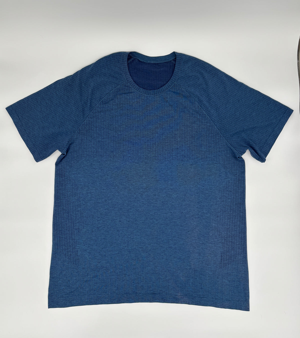 LULULEMON T-SHIRT