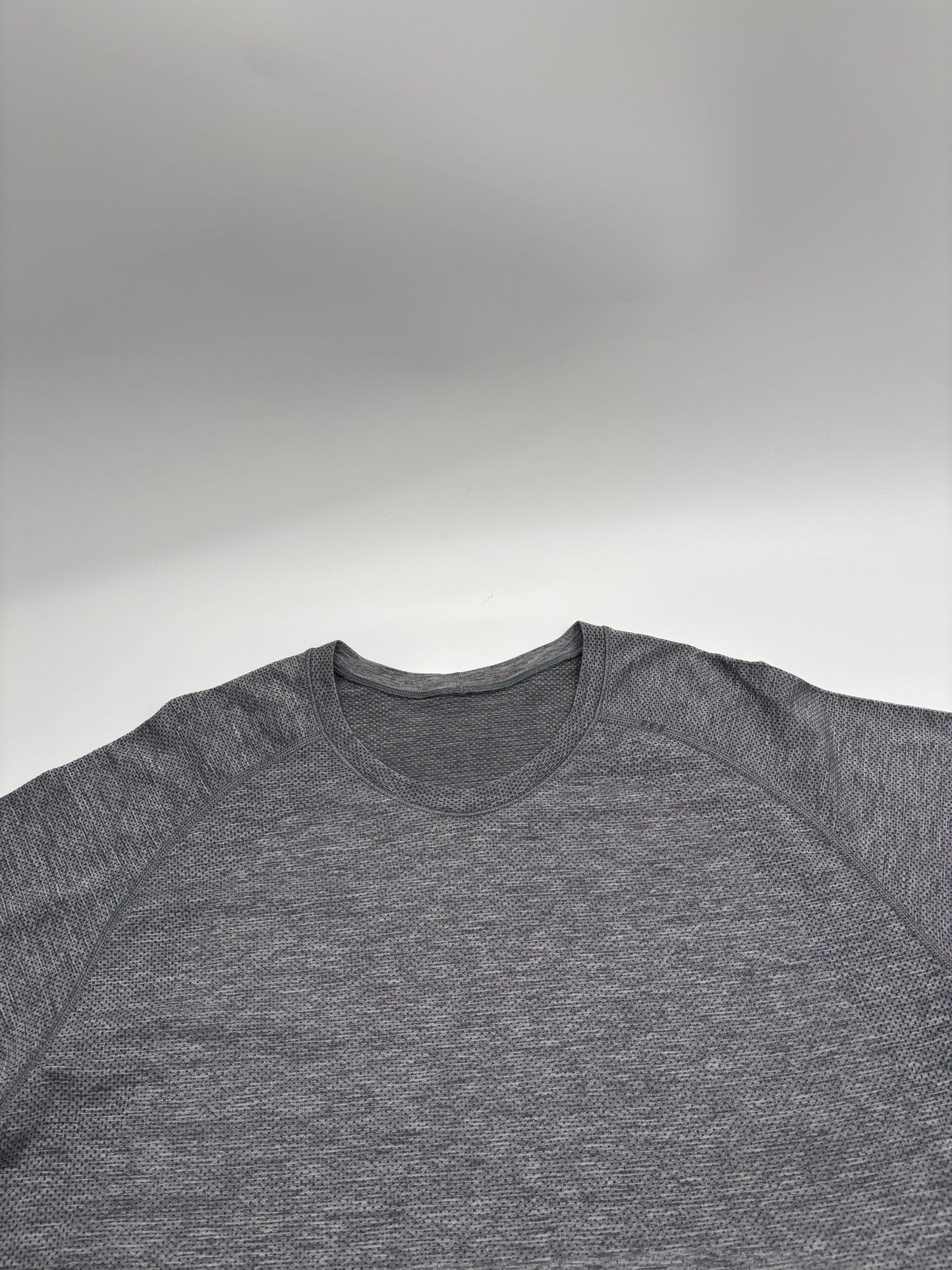 LULULEMON T-SHIRT
