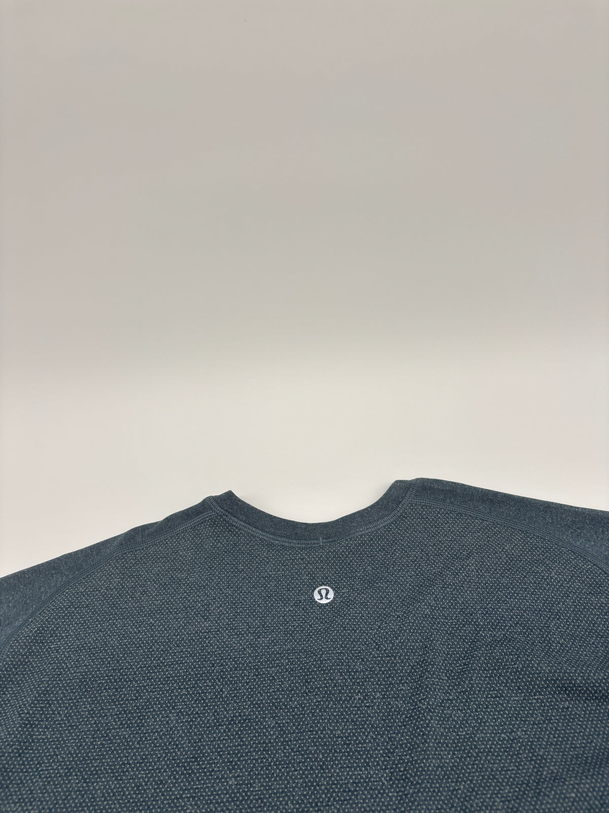 LULULEMON T-SHIRT
