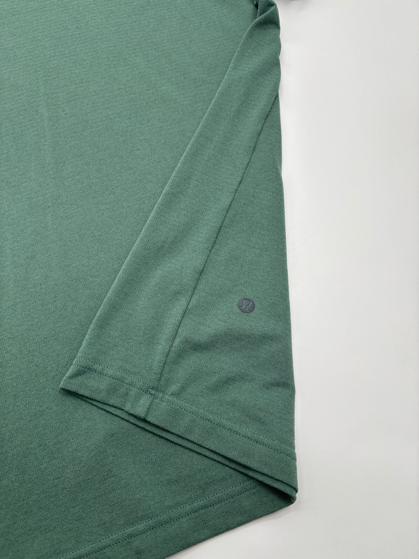 LULULEMON T-SHIRT
