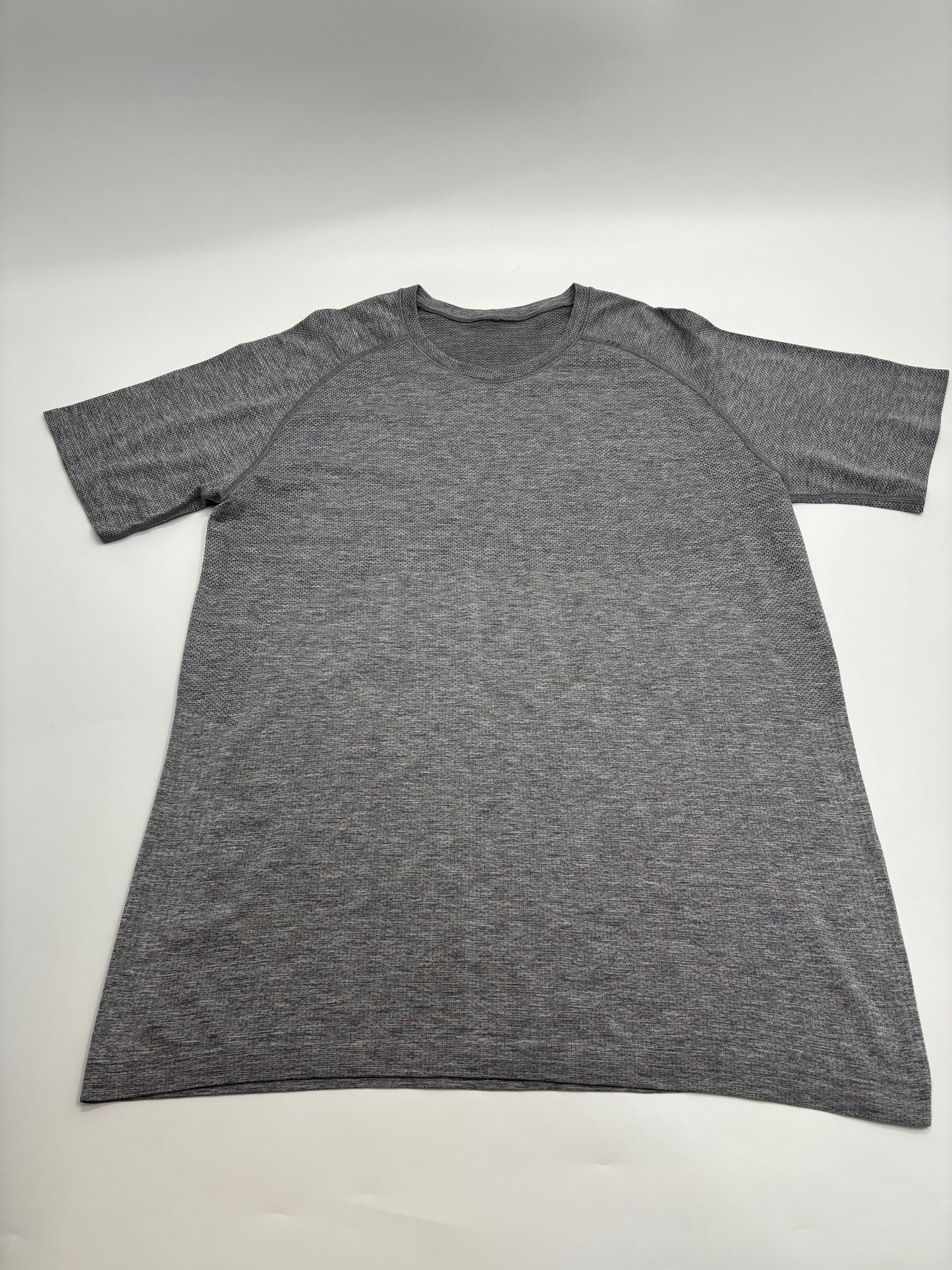 LULULEMON T-SHIRT