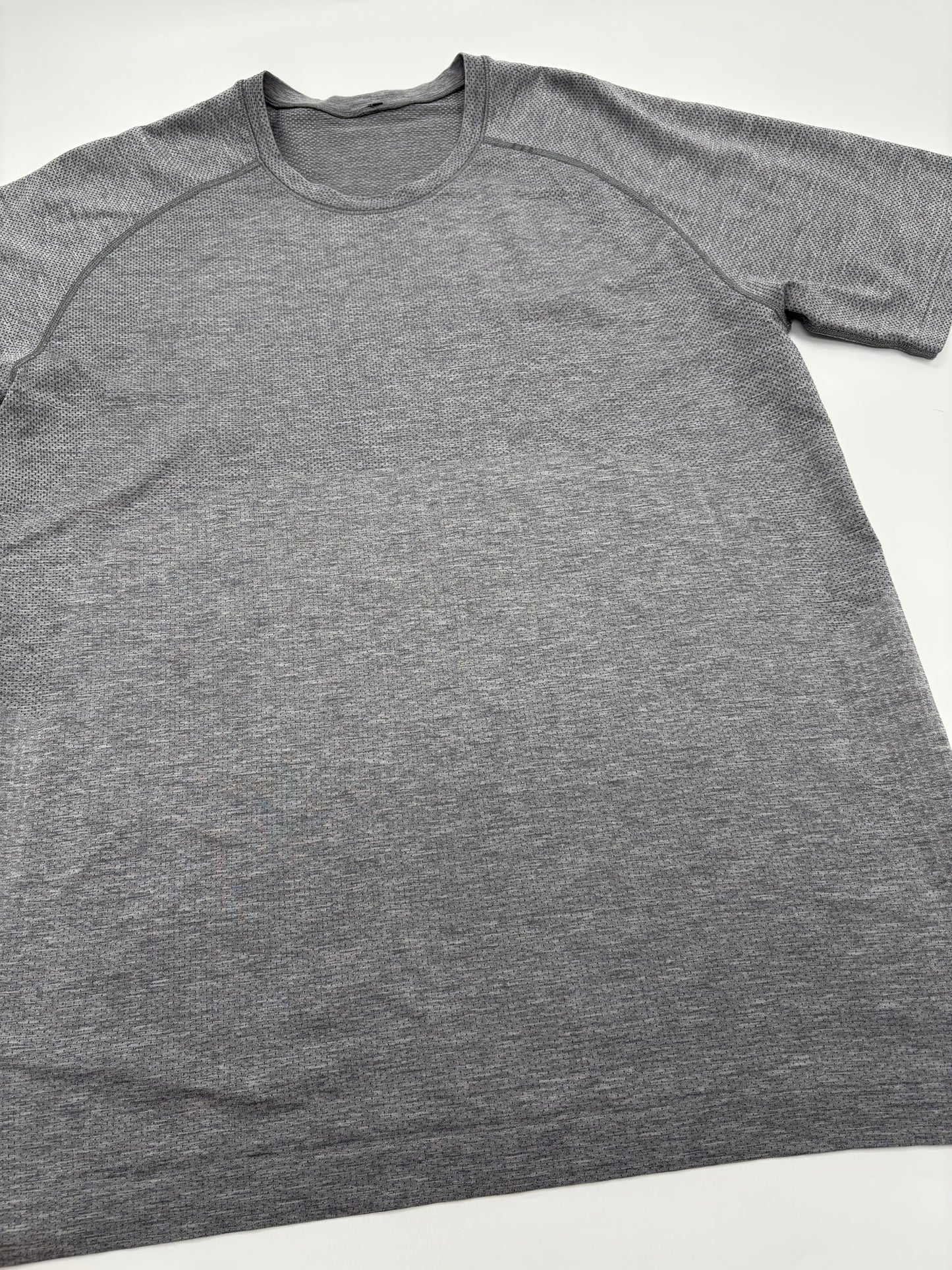 LULULEMON T-SHIRT