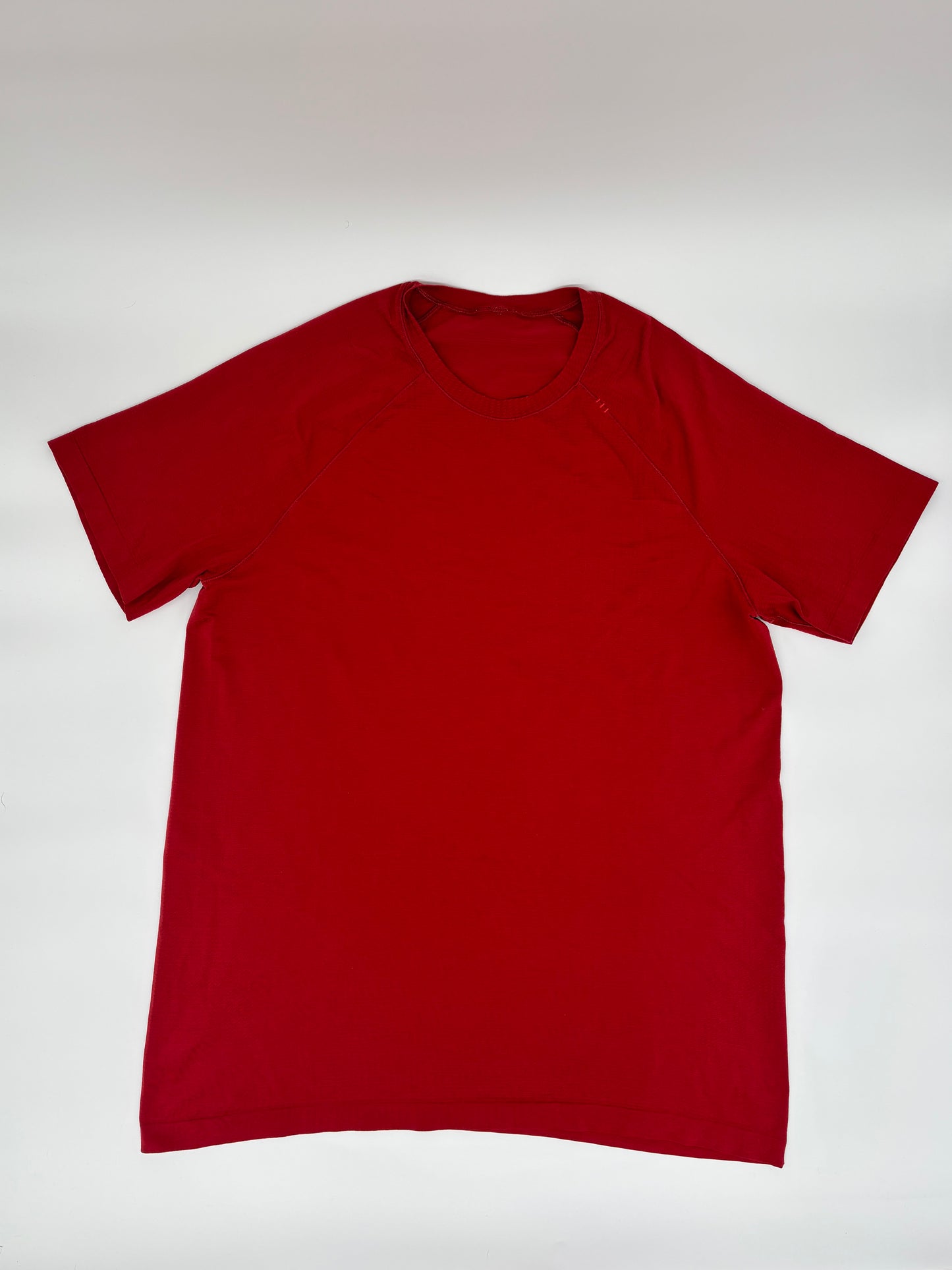 LULULEMON T-SHIRT