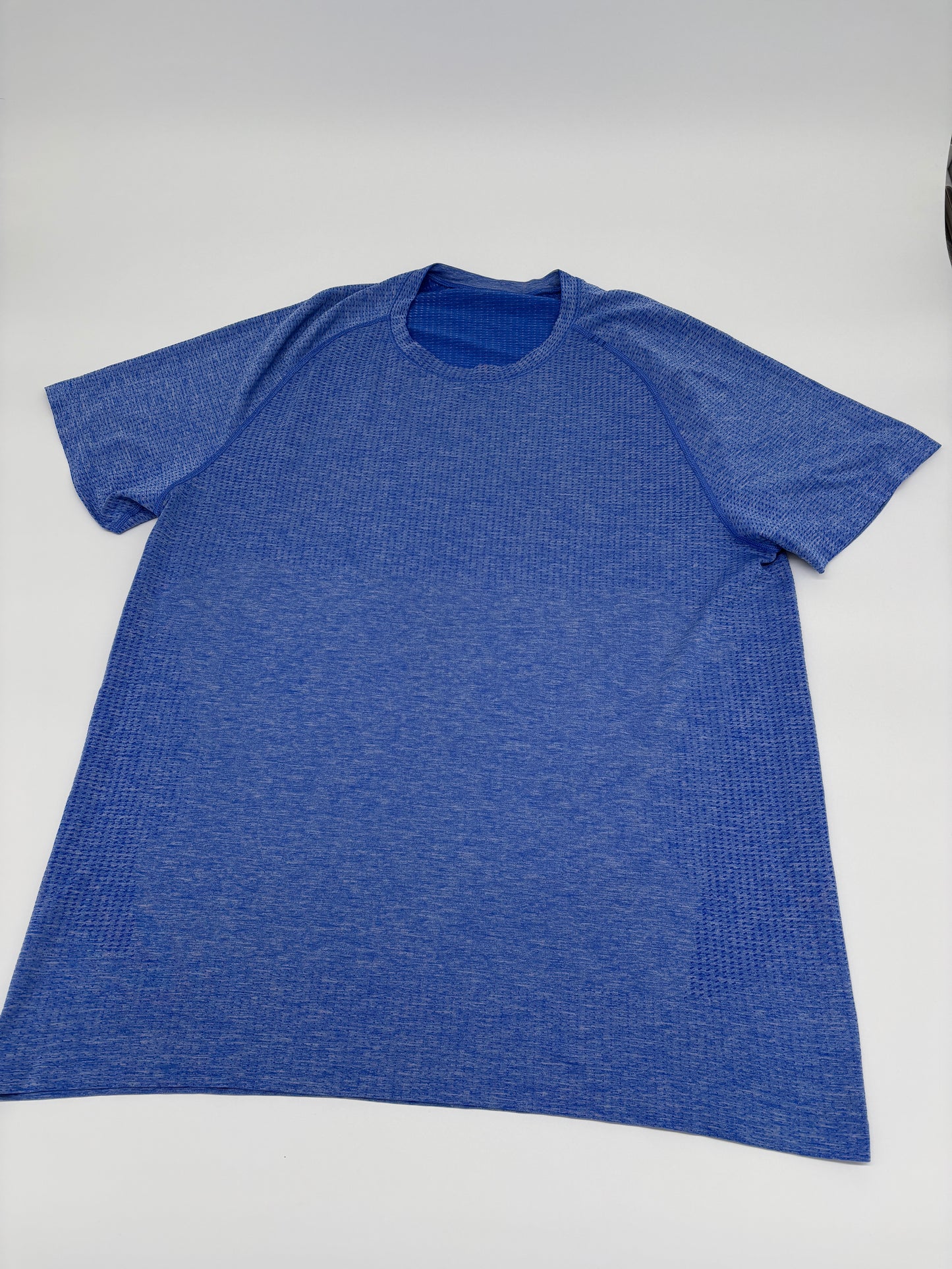 LULULEMON T-SHIRT