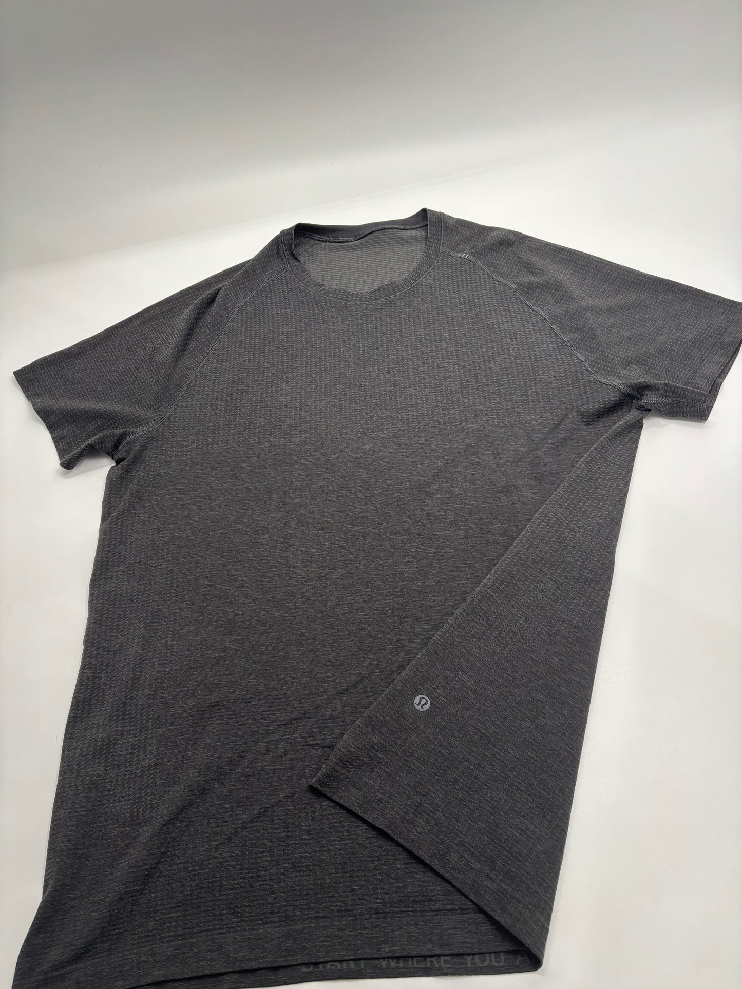 LULULEMON T-SHIRT