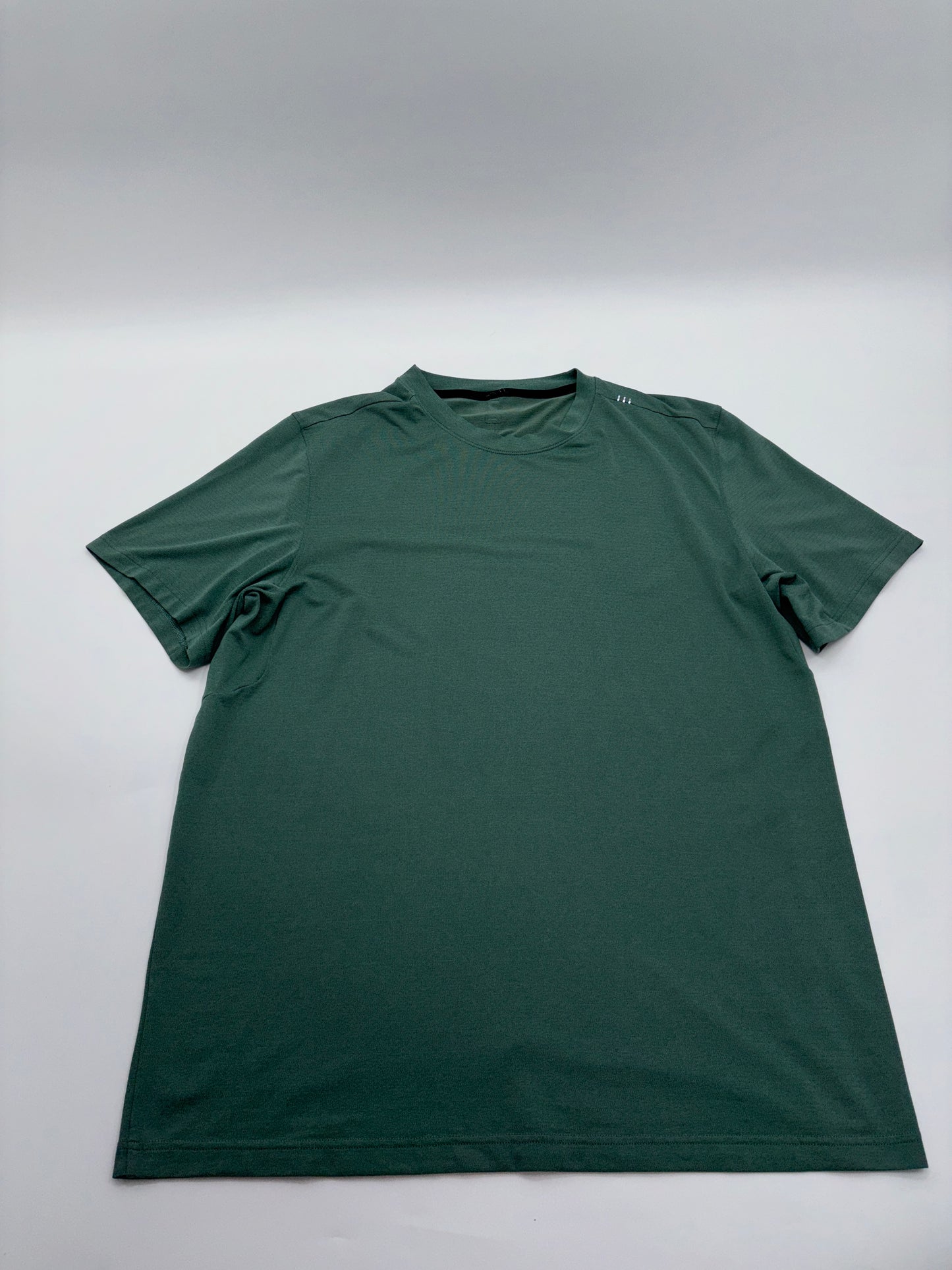 LULULEMON T-SHIRT