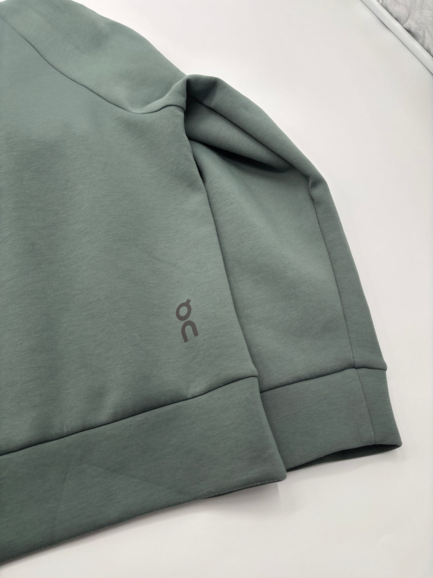 ON RUNNING FOCUS TECH HOODIE