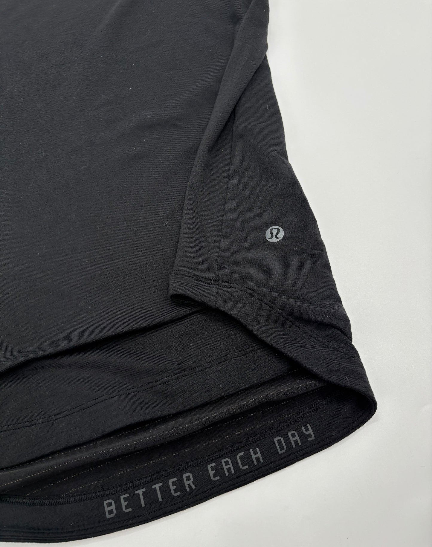 LULULEMON T-SHIRT