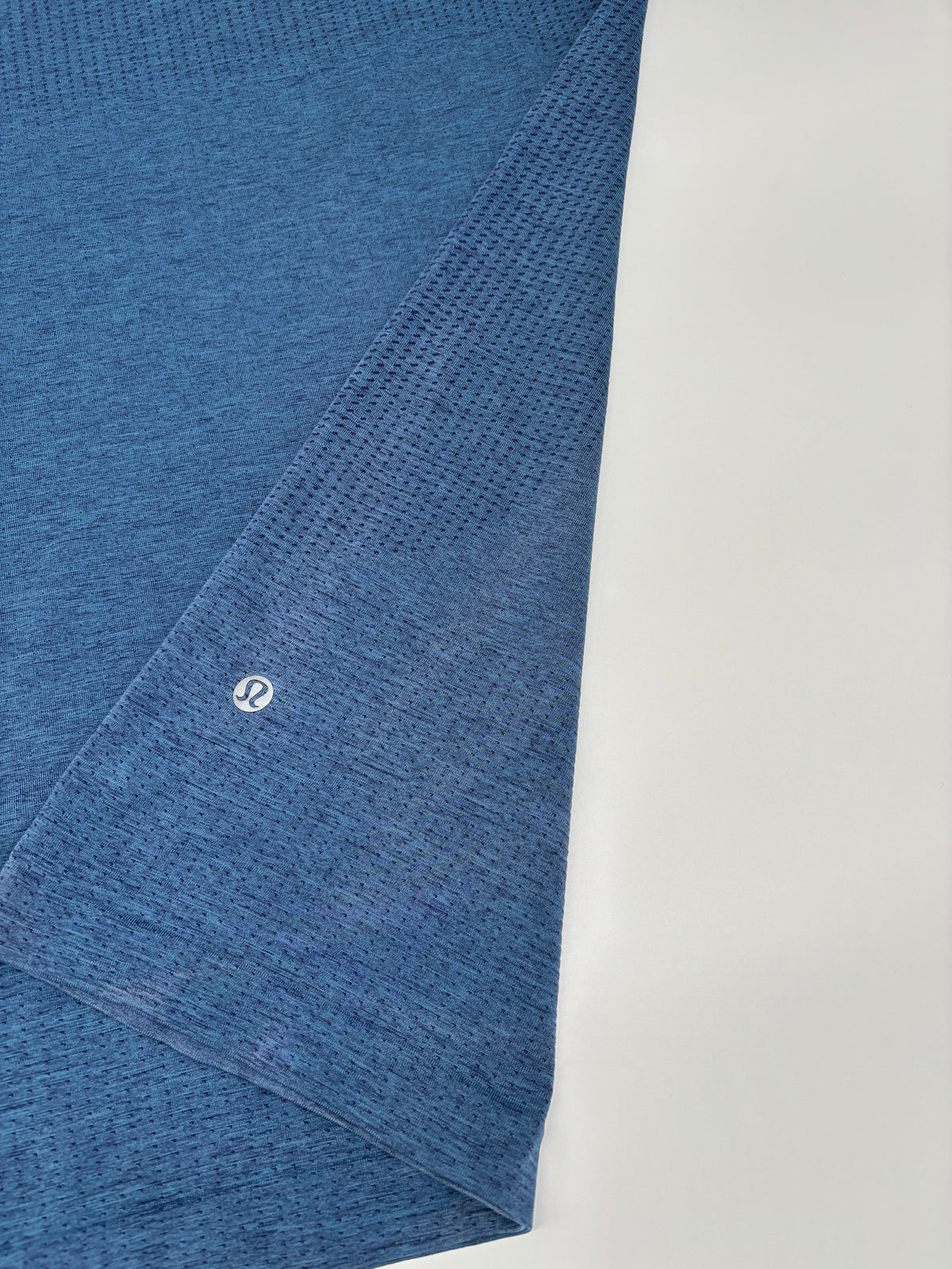 LULULEMON T-SHIRT