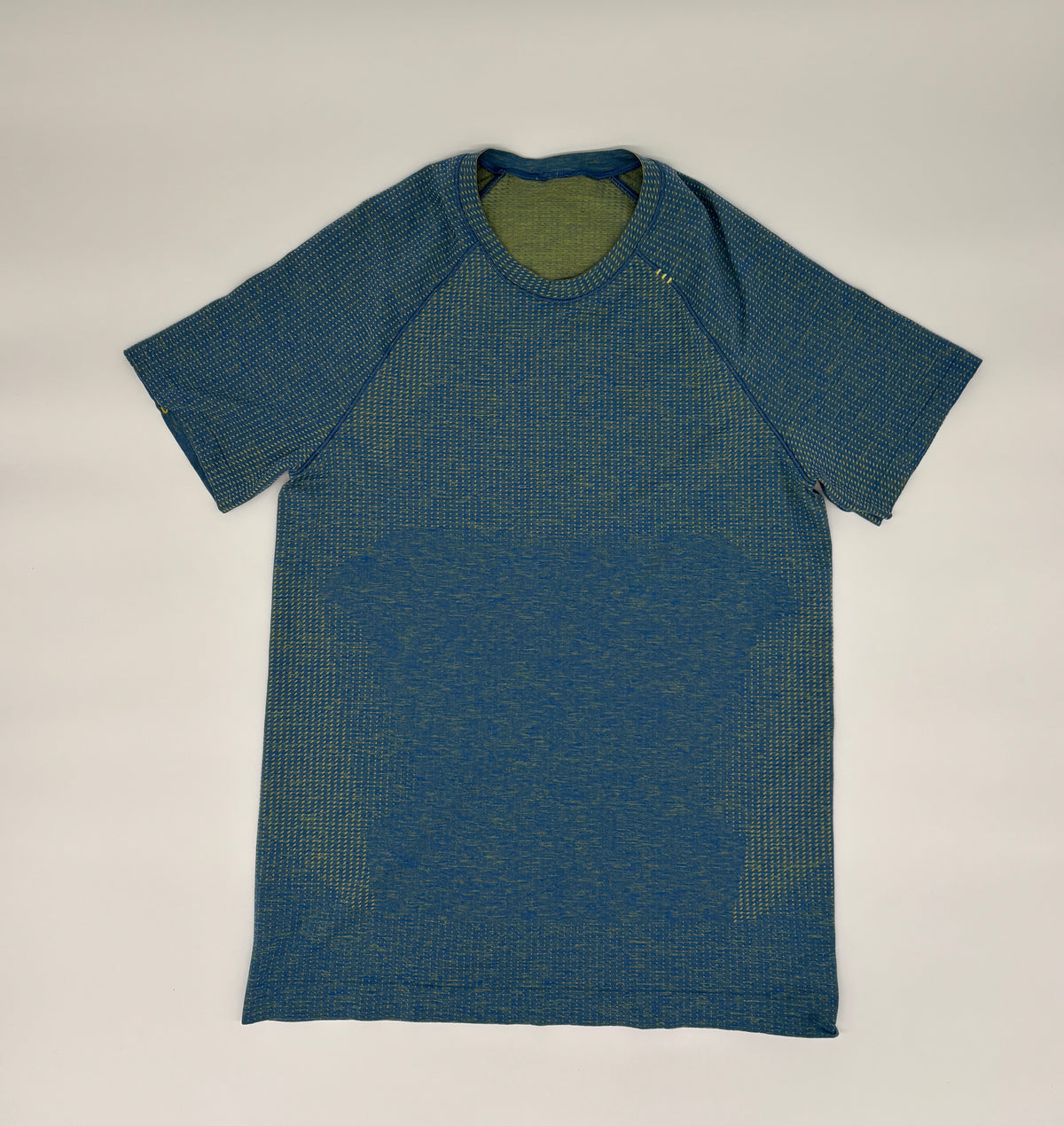 LULULEMON T-SHIRT