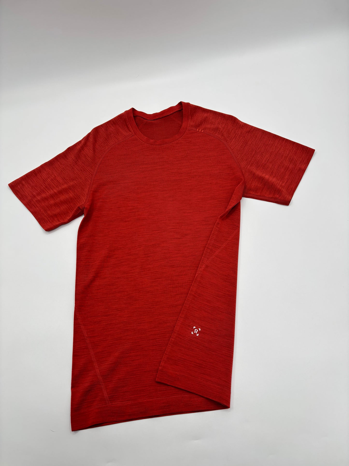 LULULEMON T-SHIRT
