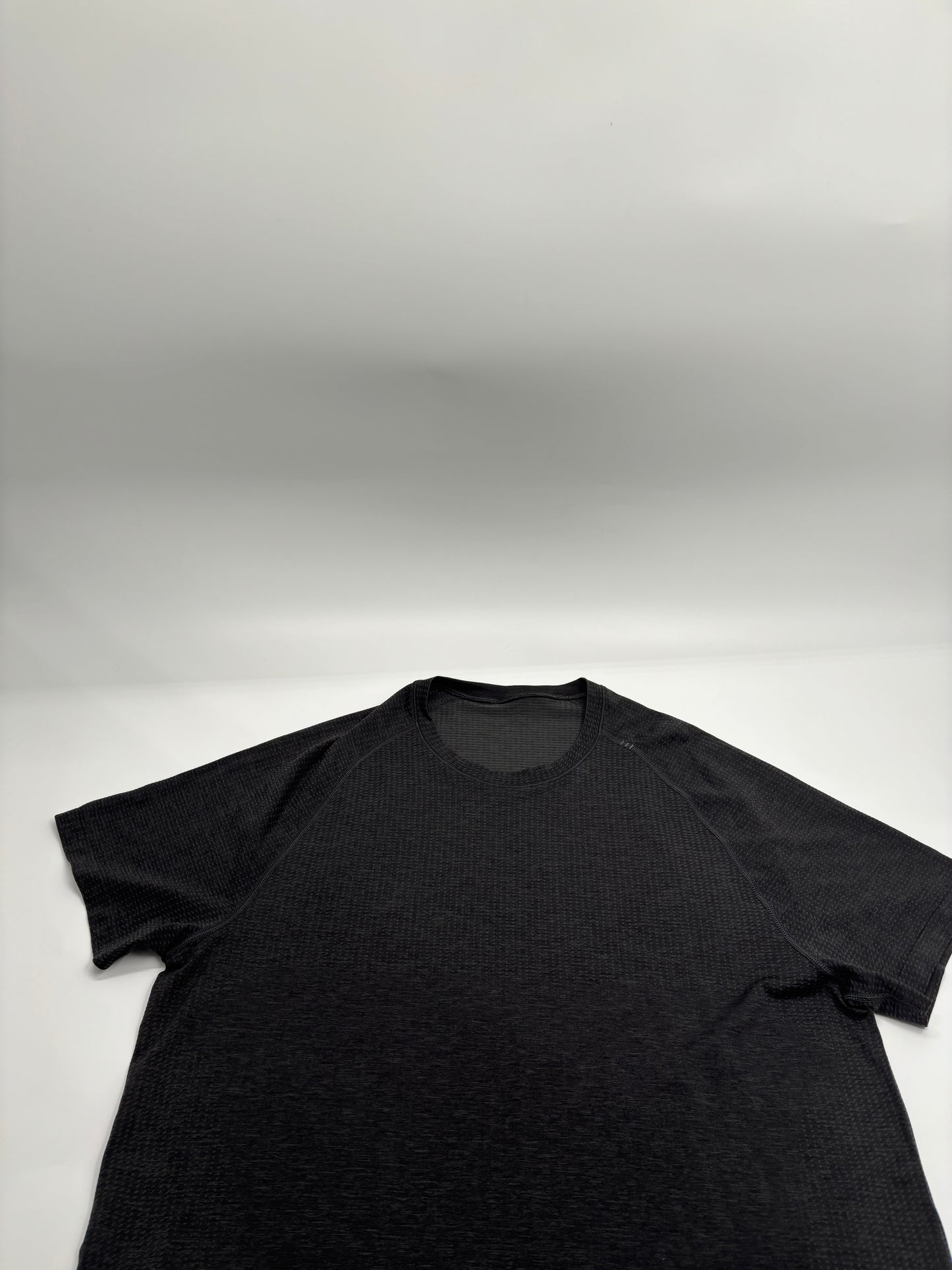 LULULEMON T-SHIRT