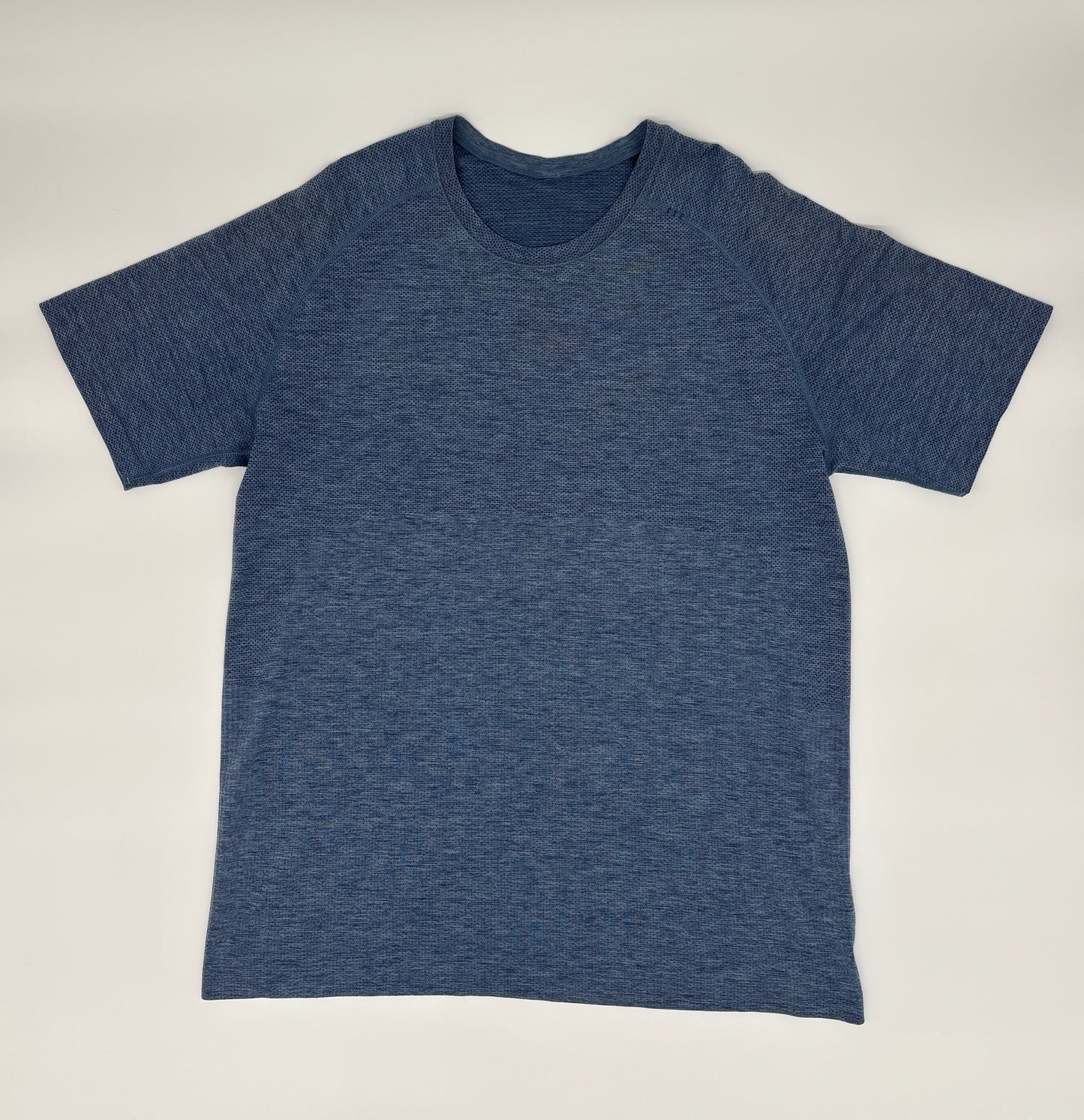 LULULEMON T-SHIRT
