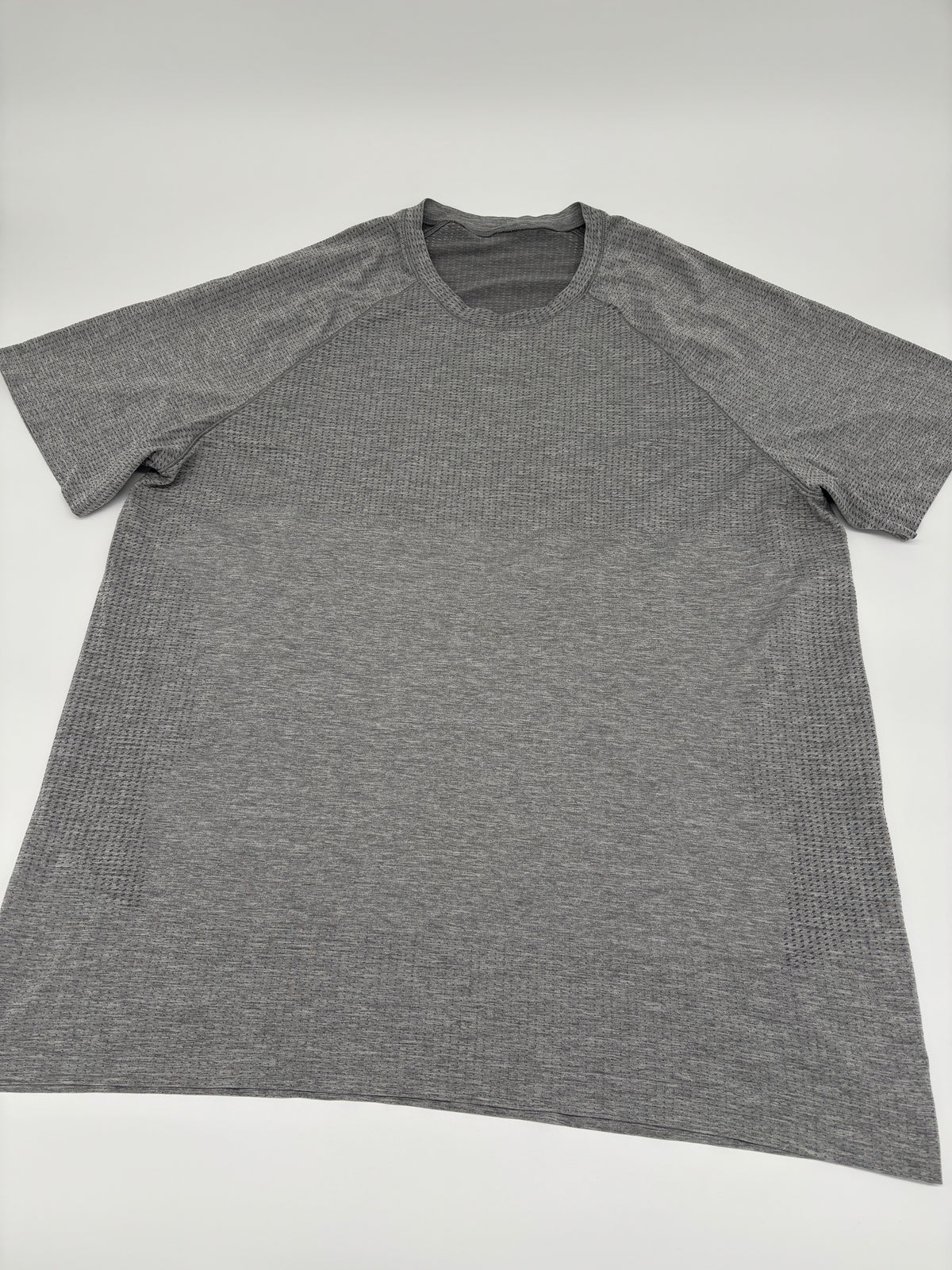 LULULEMON T-SHIRT