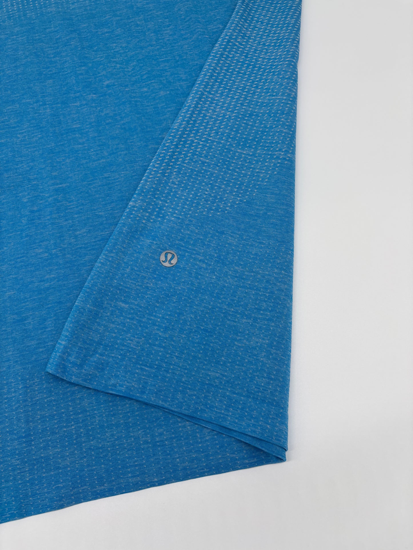 LULULEMON T-SHIRT