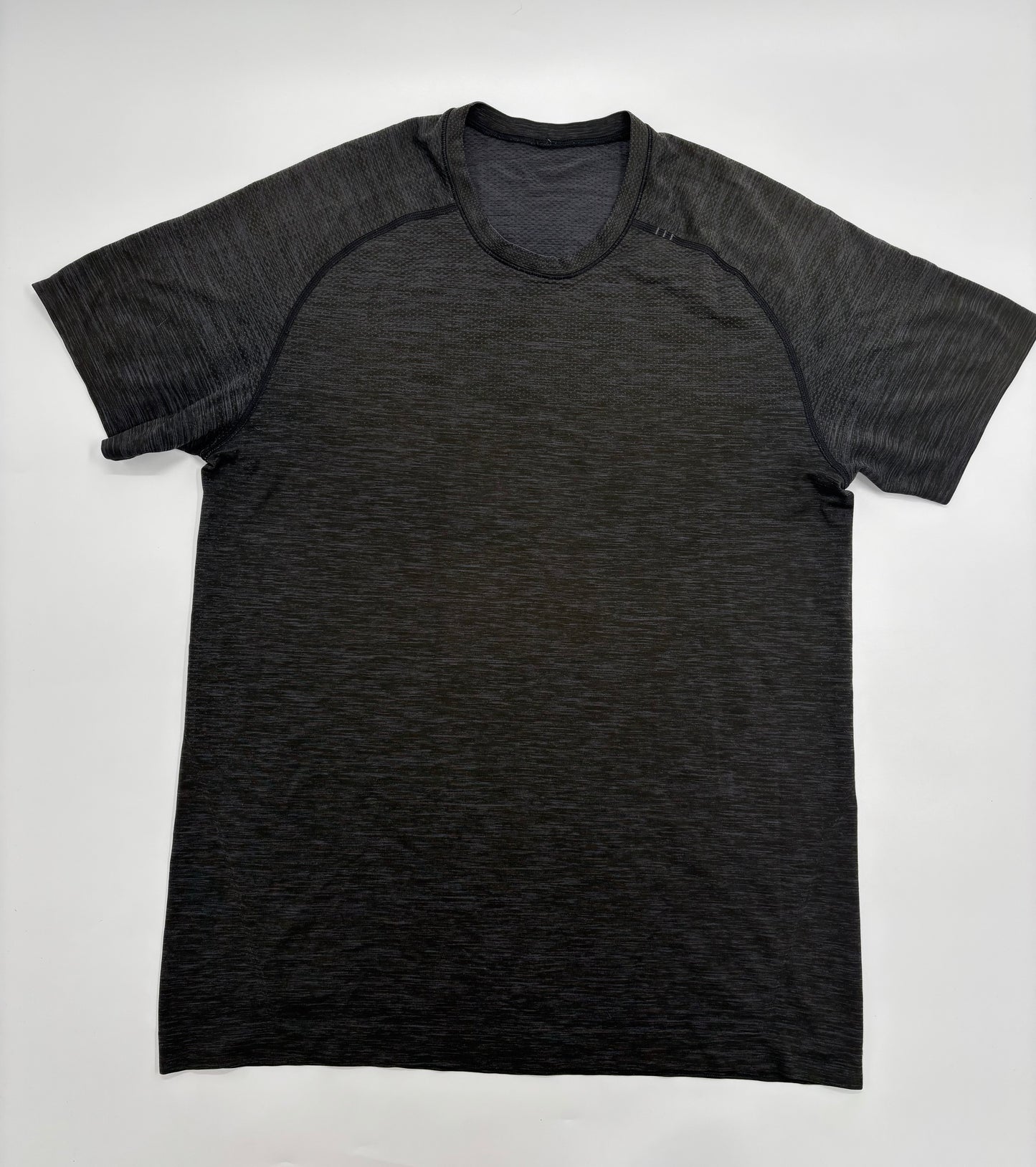 LULULEMON T-SHIRT