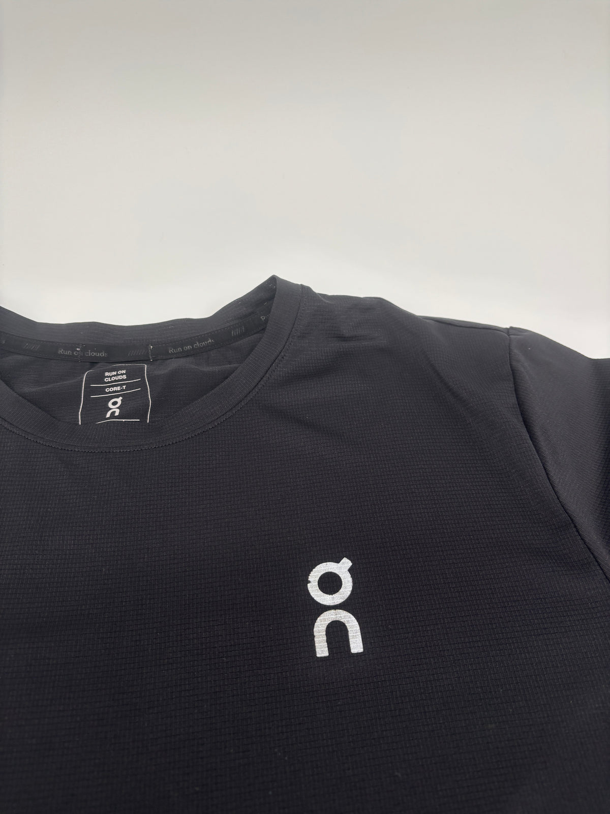 ON RUNNING T-SHIRT