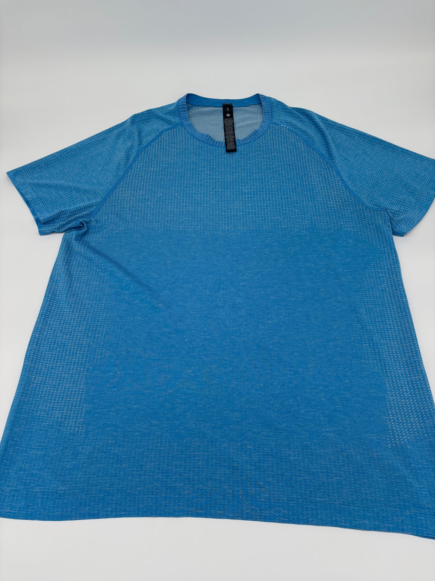 LULULEMON T-SHIRT