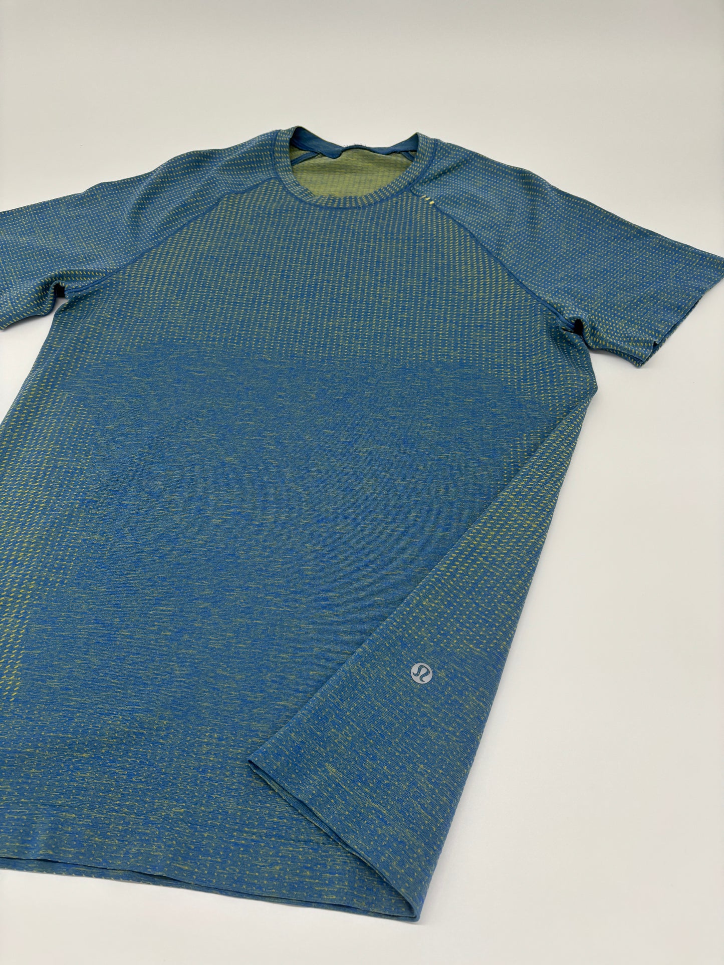 LULULEMON T-SHIRT