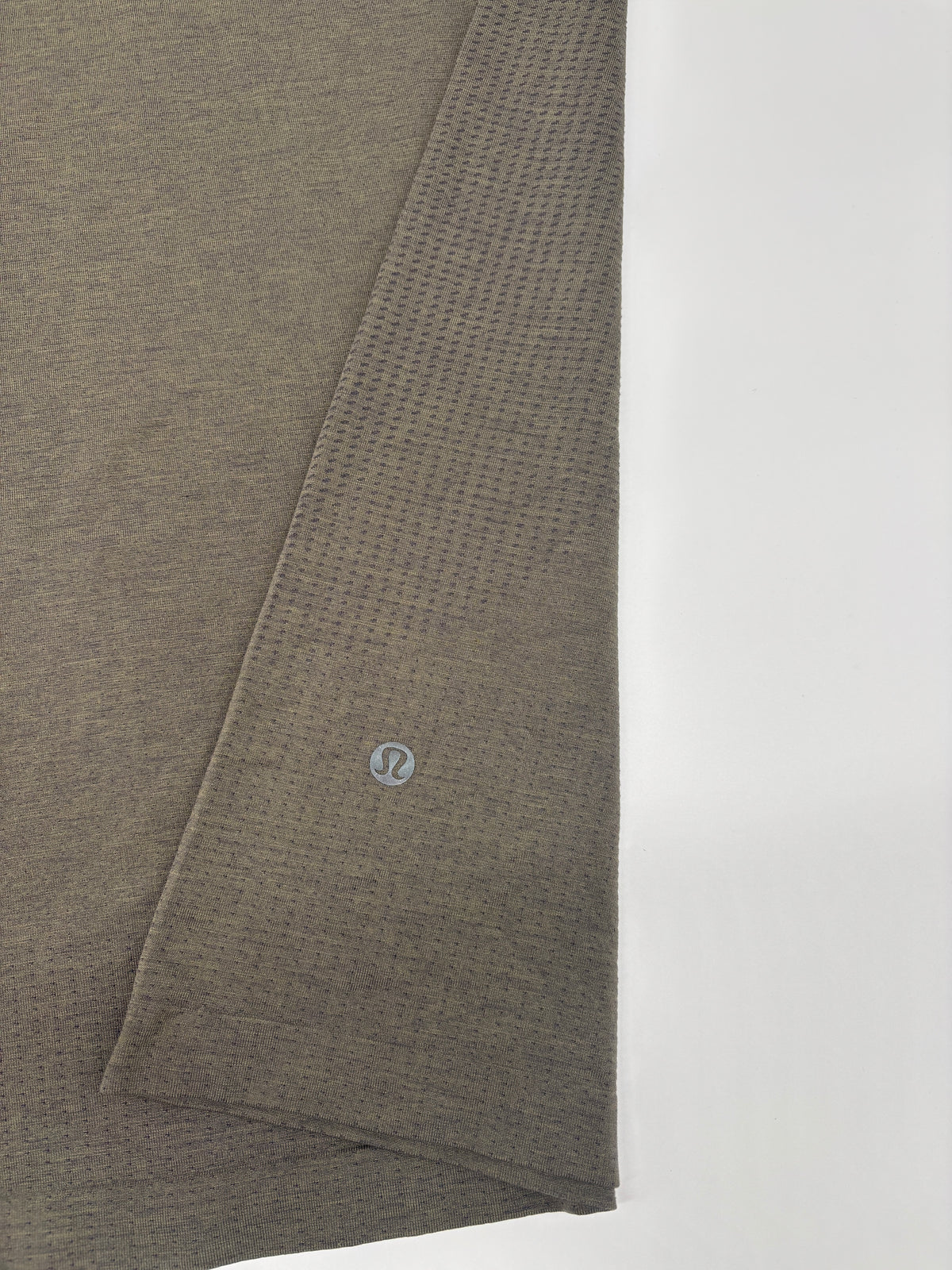 LULULEMON T-SHIRT