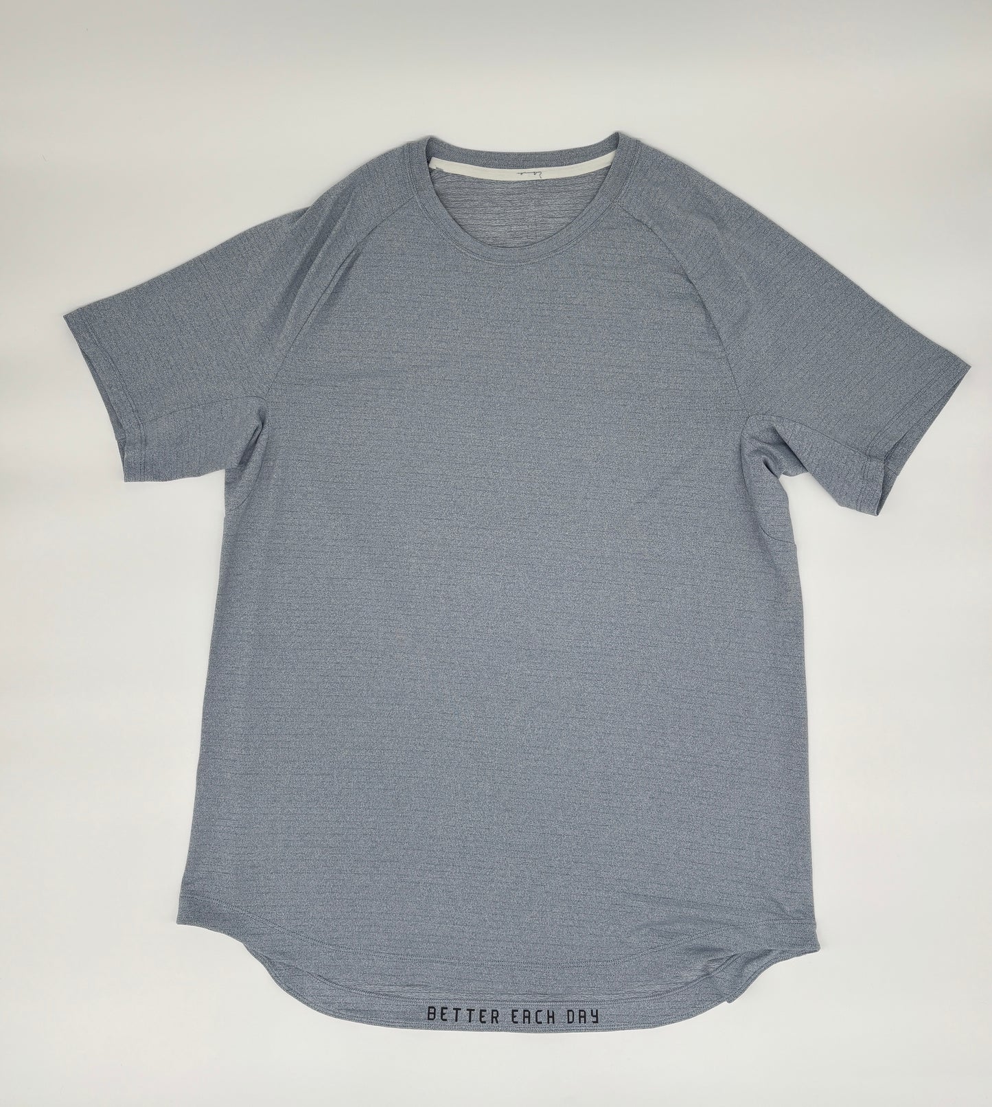 LULULEMON T-SHIRT