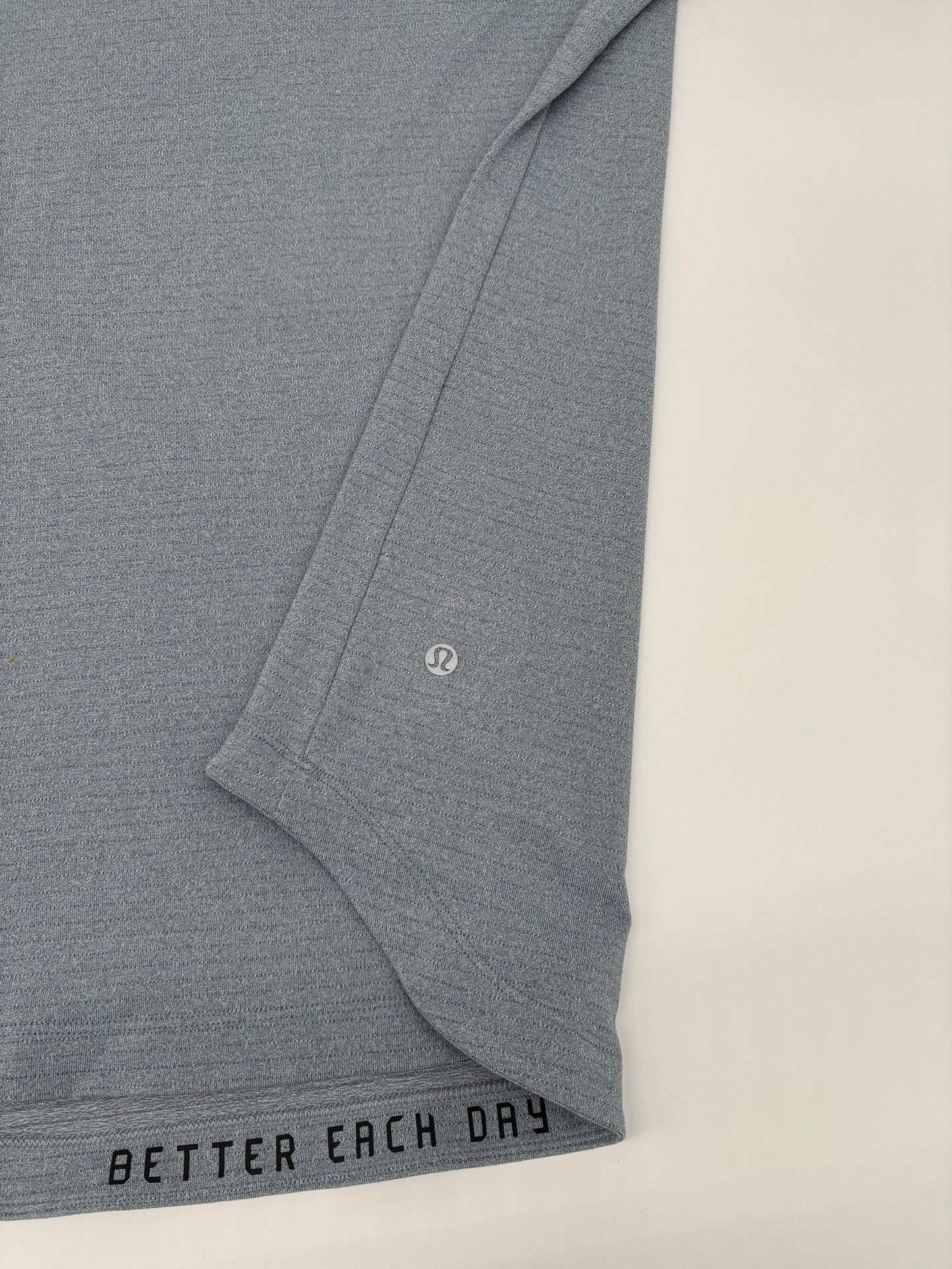 LULULEMON T-SHIRT