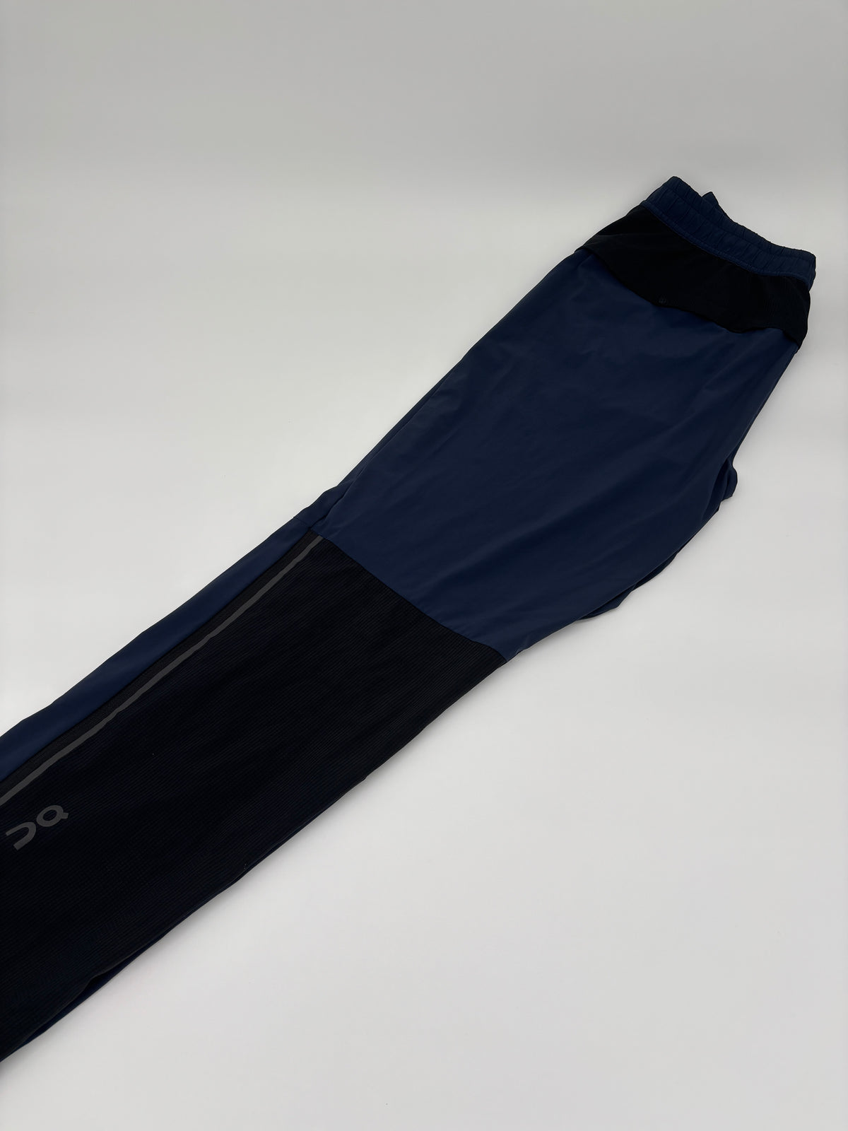 ON RUNNING TRACK PANTS