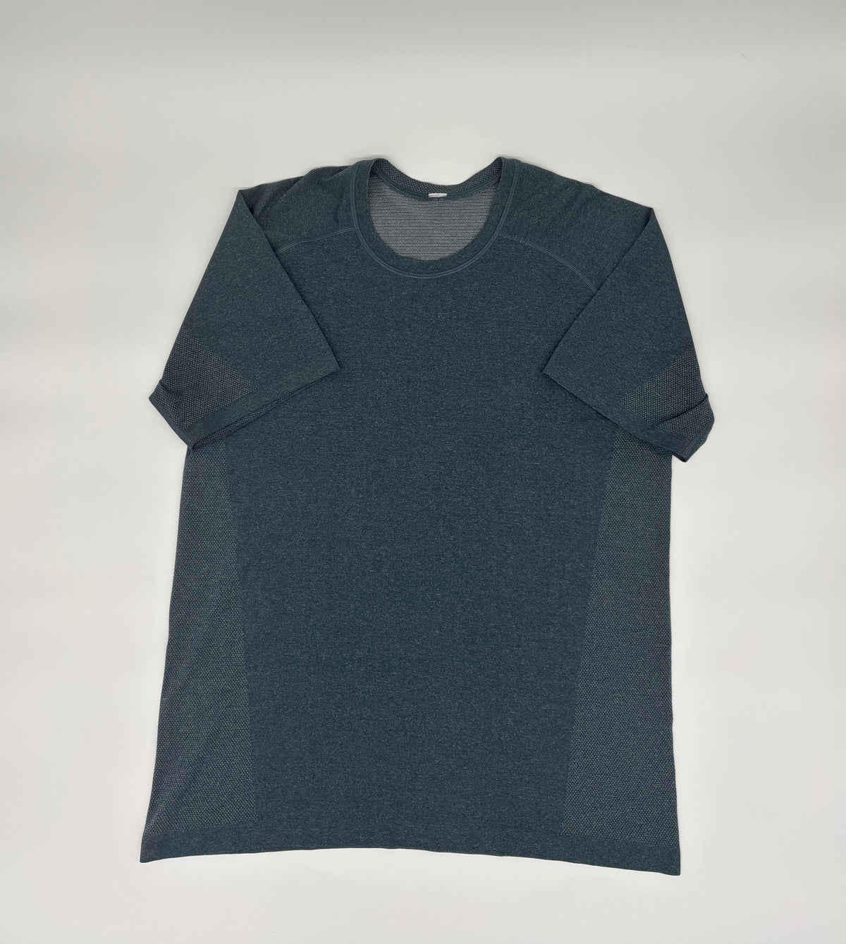 LULULEMON T-SHIRT