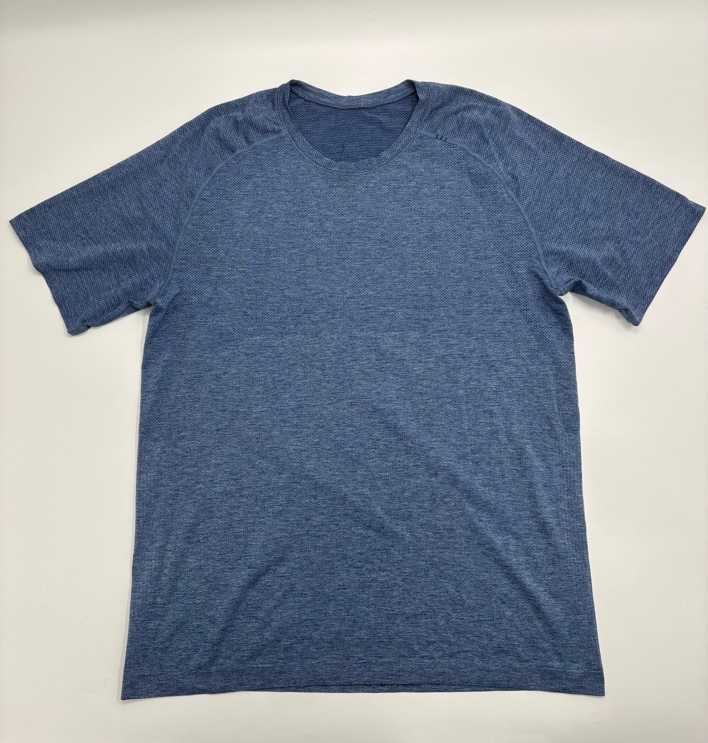 LULULEMON T-SHIRT