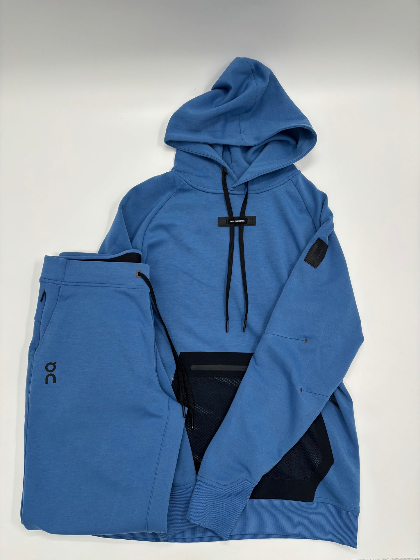 ON RUNNING TRACKSUIT