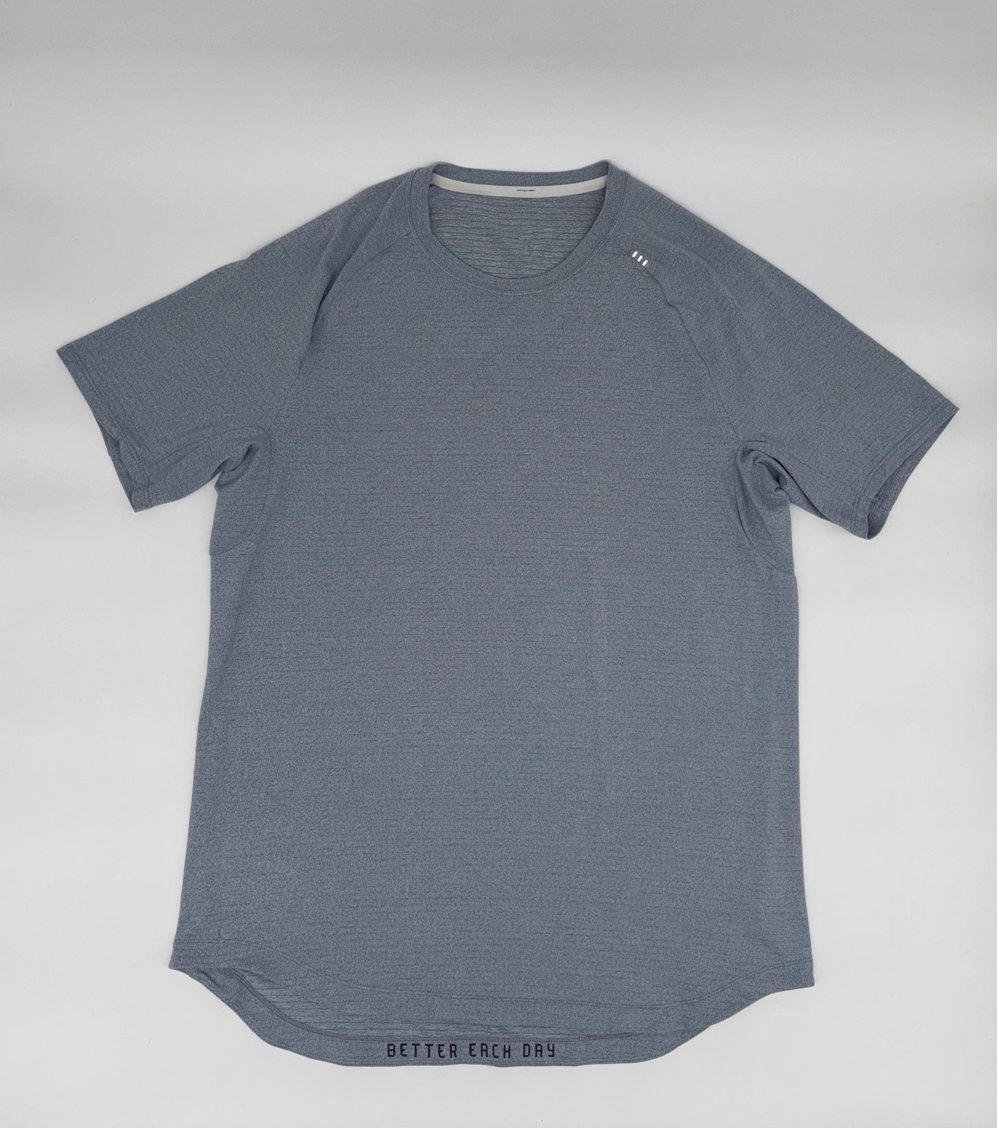 LULULEMON T-SHIRT