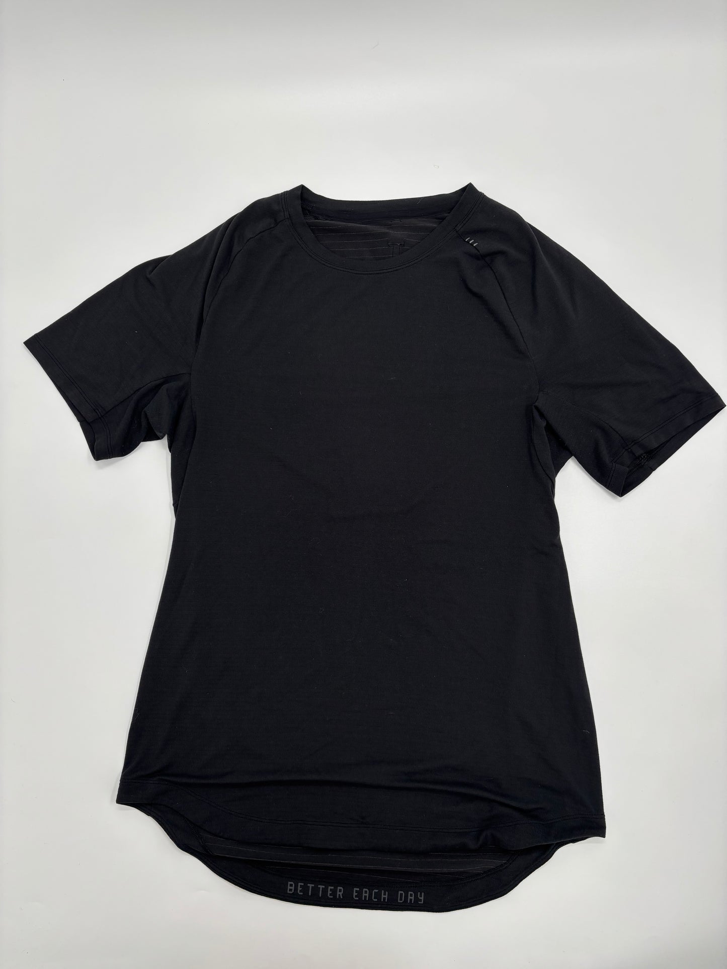 LULULEMON T-SHIRT