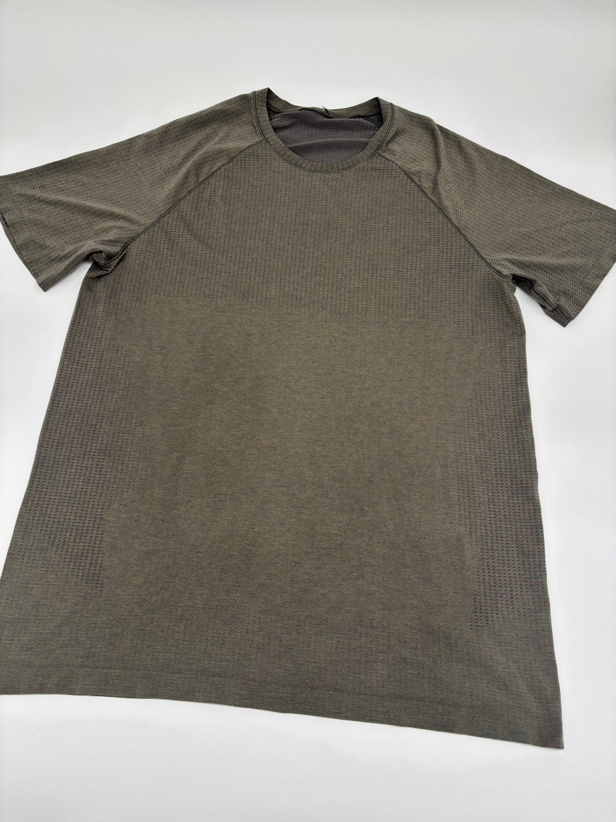 LULULEMON T-SHIRT
