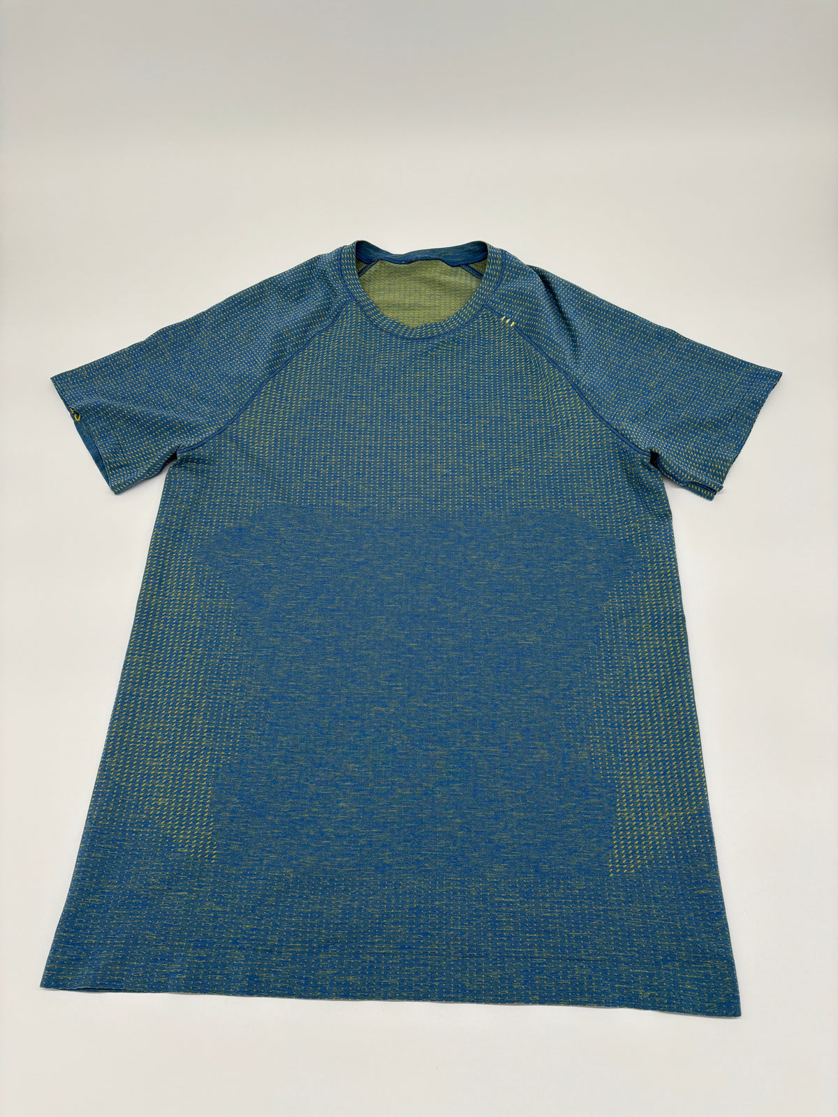 LULULEMON T-SHIRT