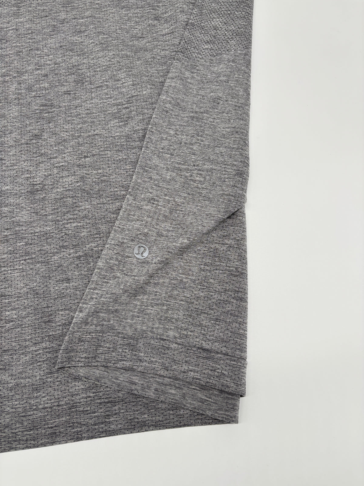 LULULEMON T-SHIRT