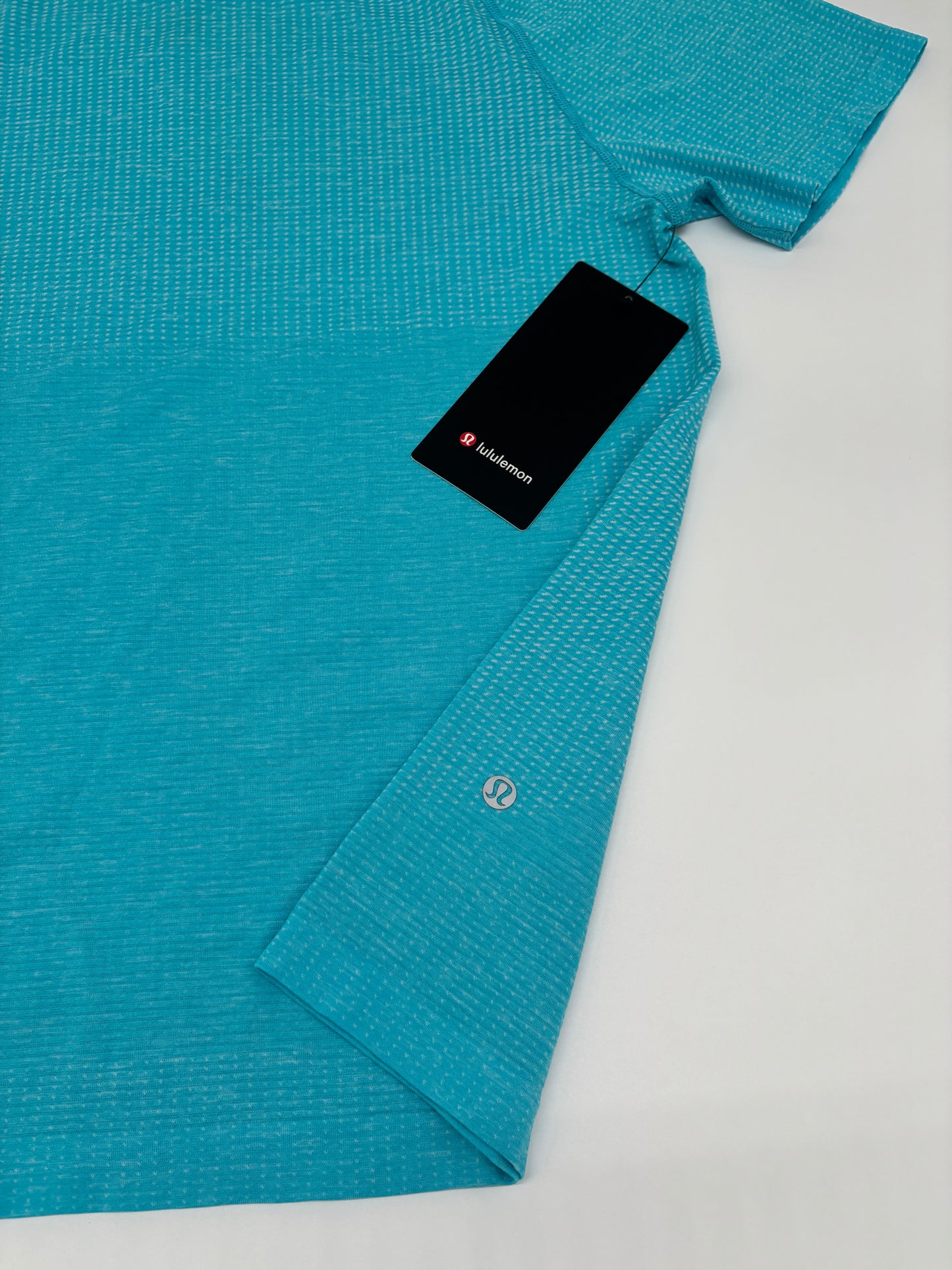 LULULEMON T-SHIRT