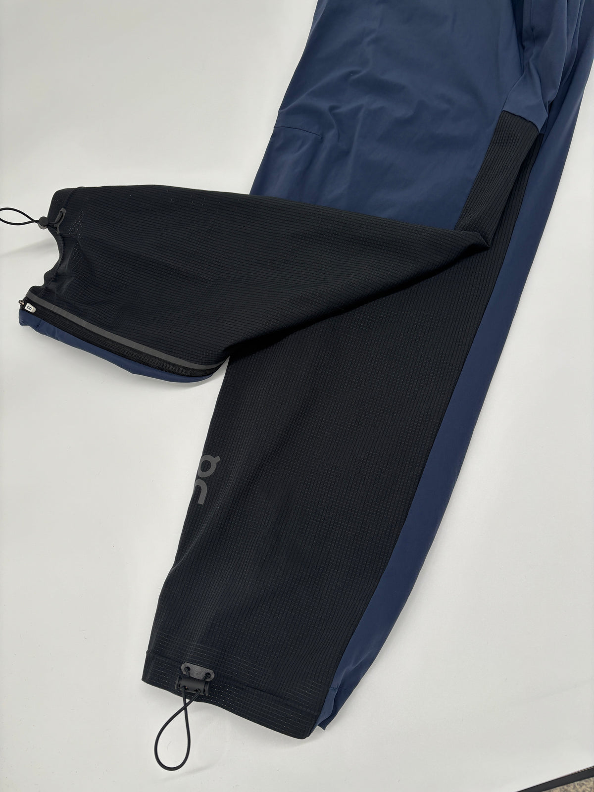ON RUNNING TRACK PANTS