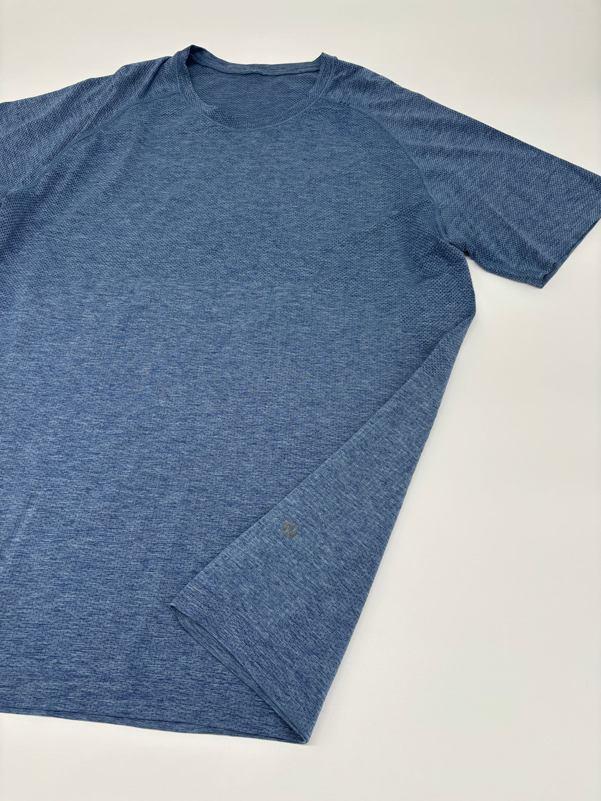 LULULEMON T-SHIRT